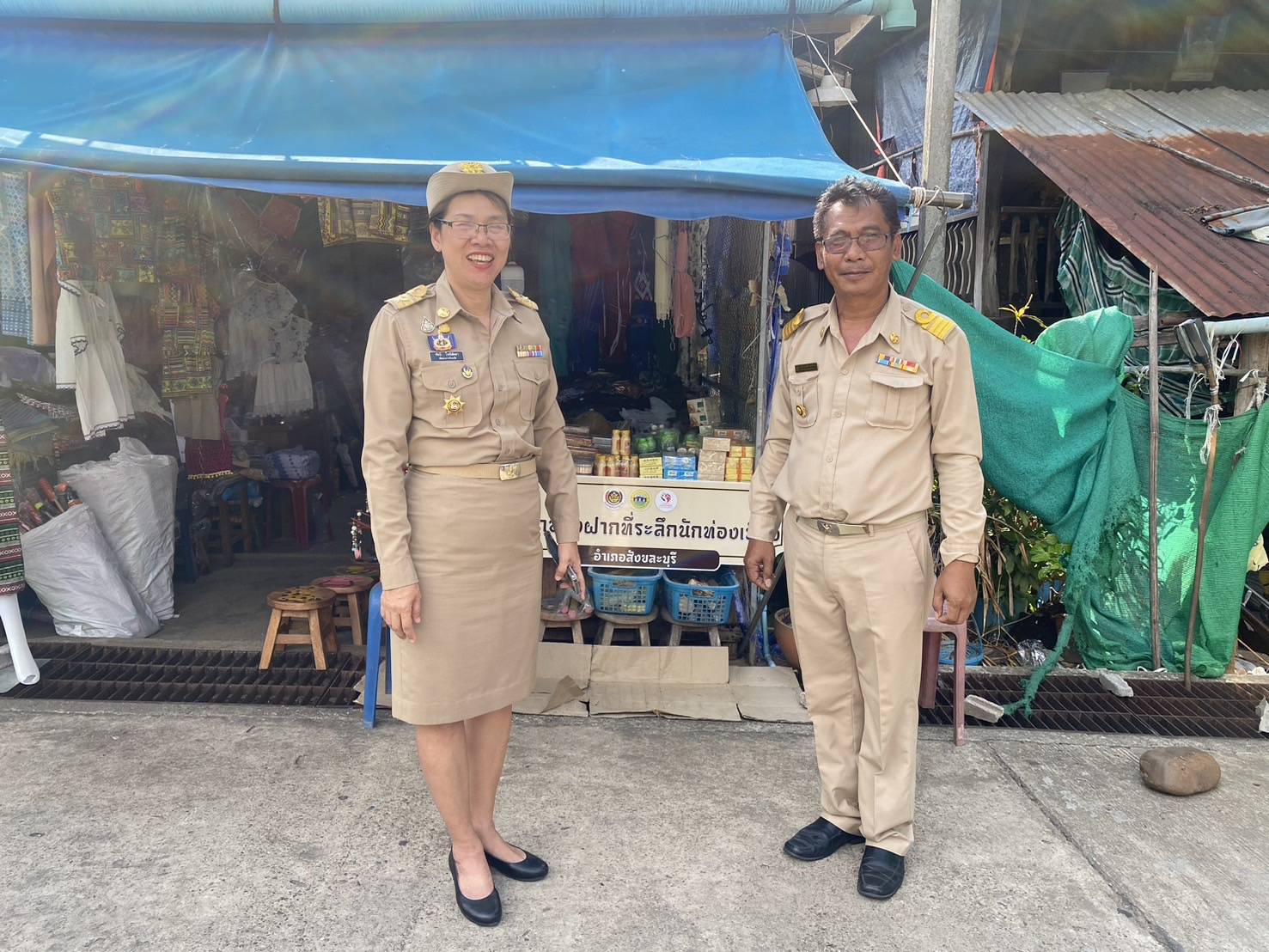 พจ.กาญจนบุรี ร่วมต้อนรับนายเศรษฐา ทวีสิน นายกรัฐมนตรี และคณะรัฐมนตรี นำเสนอสินค้า OTOP ของดีอำเภอสังขละบุรี