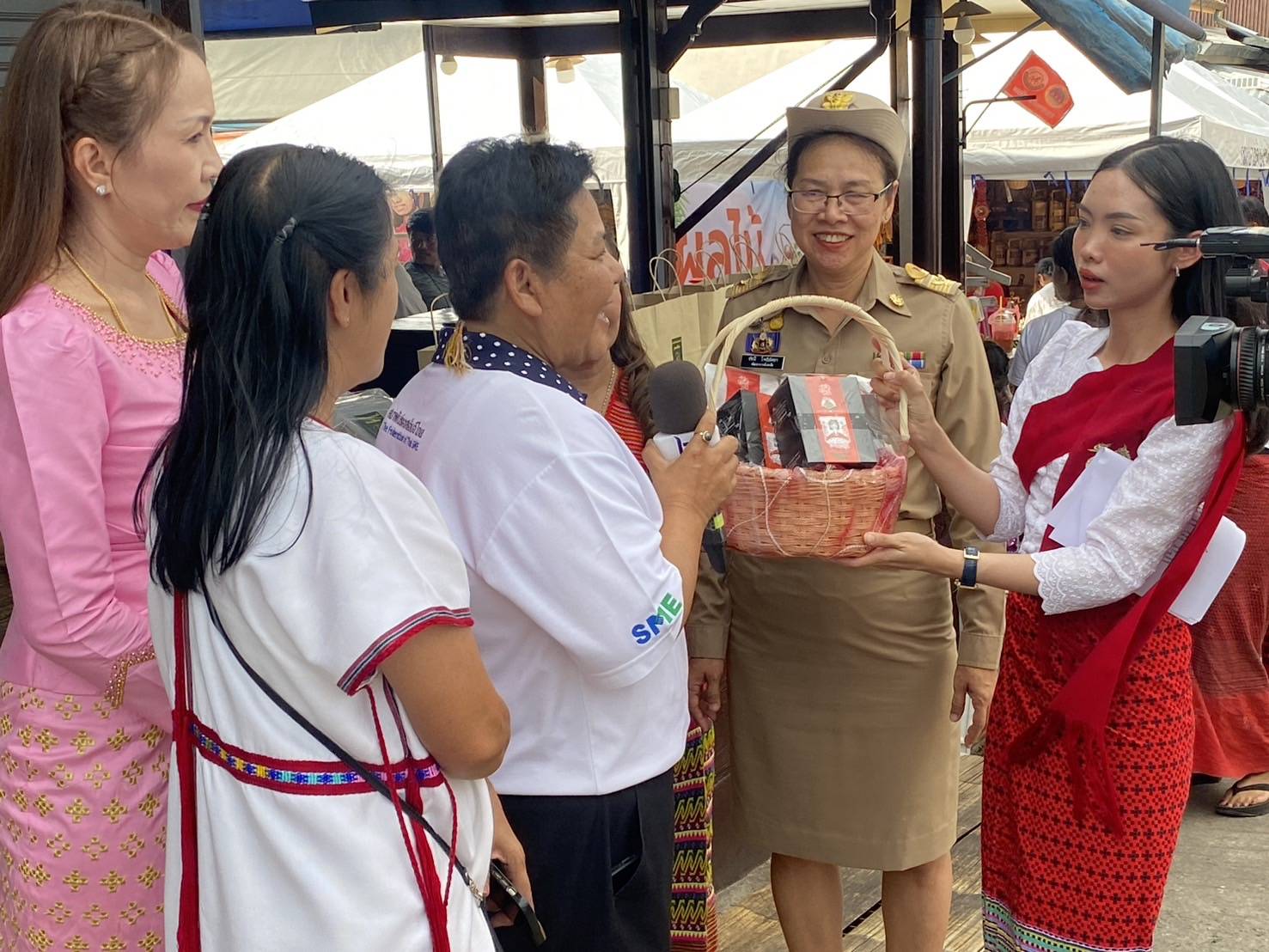 พจ.กาญจนบุรี ร่วมต้อนรับนายเศรษฐา ทวีสิน นายกรัฐมนตรี และคณะรัฐมนตรี นำเสนอสินค้า OTOP ของดีอำเภอสังขละบุรี