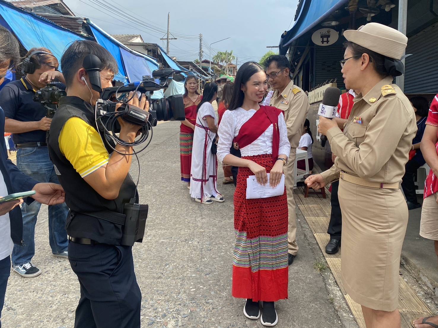 พจ.กาญจนบุรี ร่วมต้อนรับนายเศรษฐา ทวีสิน นายกรัฐมนตรี และคณะรัฐมนตรี นำเสนอสินค้า OTOP ของดีอำเภอสังขละบุรี
