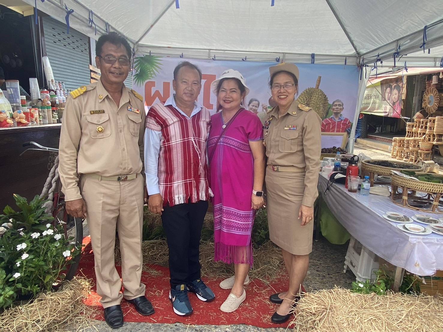 พจ.กาญจนบุรี ร่วมต้อนรับนายเศรษฐา ทวีสิน นายกรัฐมนตรี และคณะรัฐมนตรี นำเสนอสินค้า OTOP ของดีอำเภอสังขละบุรี