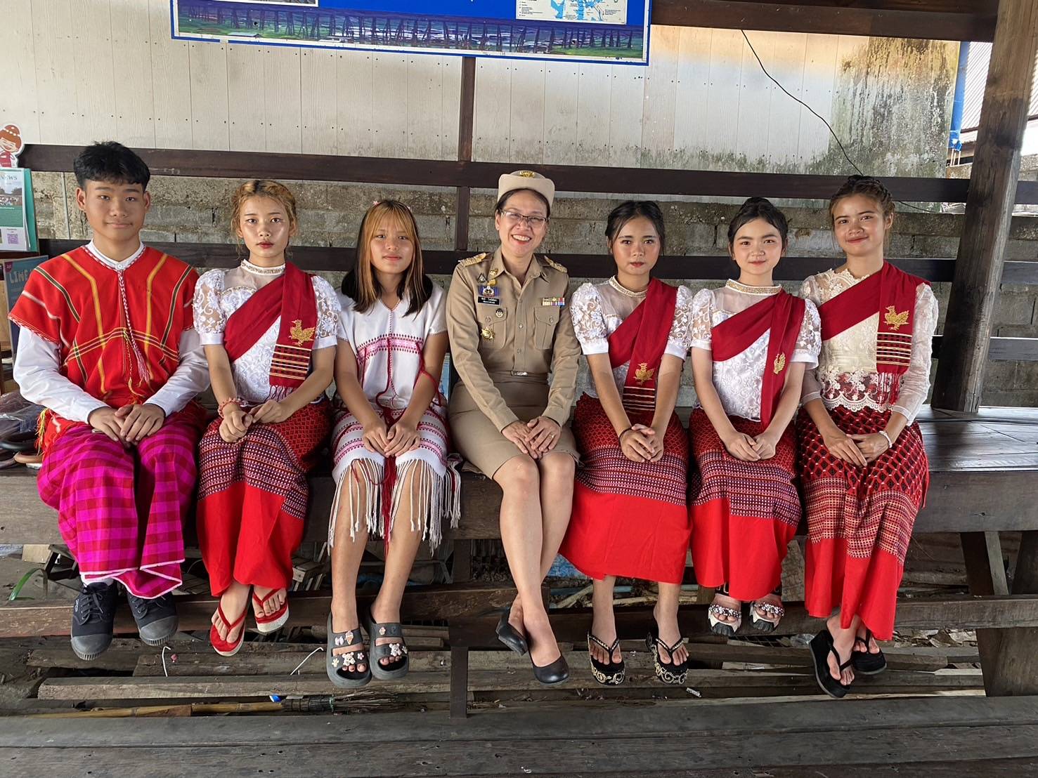 พจ.กาญจนบุรี ร่วมต้อนรับนายเศรษฐา ทวีสิน นายกรัฐมนตรี และคณะรัฐมนตรี นำเสนอสินค้า OTOP ของดีอำเภอสังขละบุรี