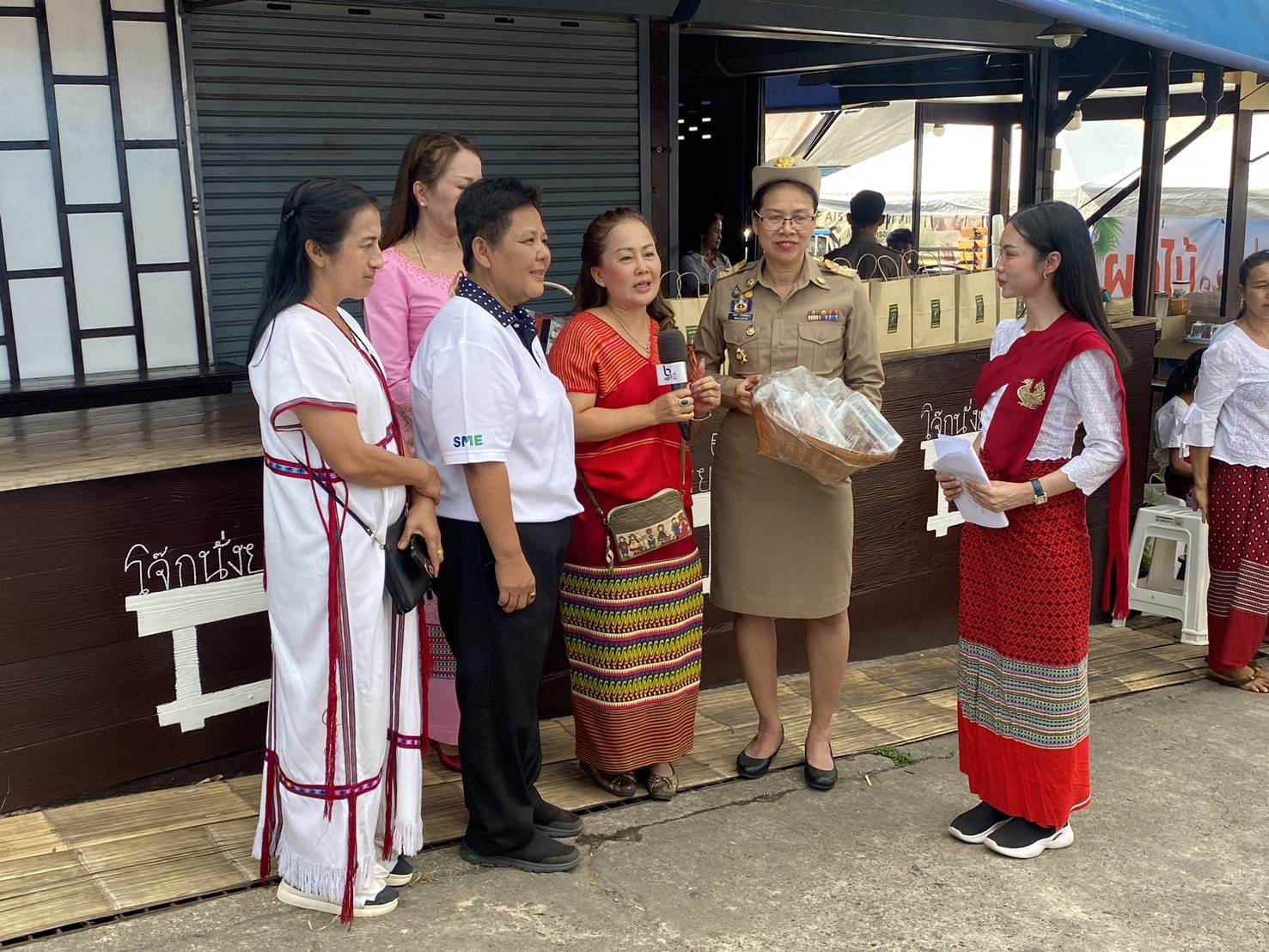 พจ.กาญจนบุรี ร่วมต้อนรับนายเศรษฐา ทวีสิน นายกรัฐมนตรี และคณะรัฐมนตรี นำเสนอสินค้า OTOP ของดีอำเภอสังขละบุรี