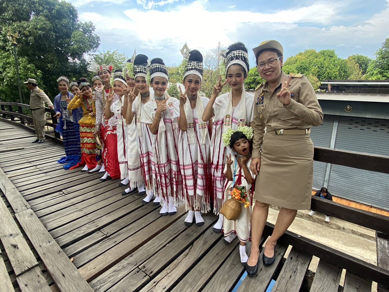 พจ.กาญจนบุรี ร่วมต้อนรับนายเศรษฐา ทวีสิน นายกรัฐมนตรี และคณะรัฐมนตรี นำเสนอสินค้า OTOP ของดีอำเภอสังขละบุรี