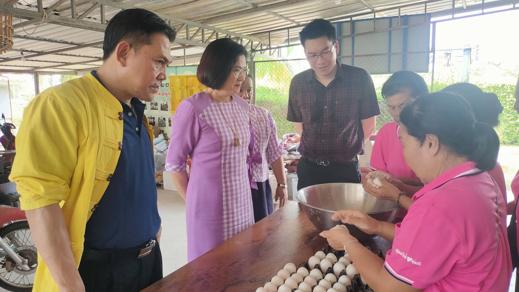 พช.กาญจนบุรี นำคณะกรรมการคัดเลือกคนกองทุนพัฒนาบทบาทสตรีดีเด่นระดับจังหวัด ลงพื้นที่คัดสรรกลุ่มเป้าหมาย ตามโครงการเชิดชูเกียรติคนกองทุนพัฒนาบทบาทสตรี ประจำปี 2567