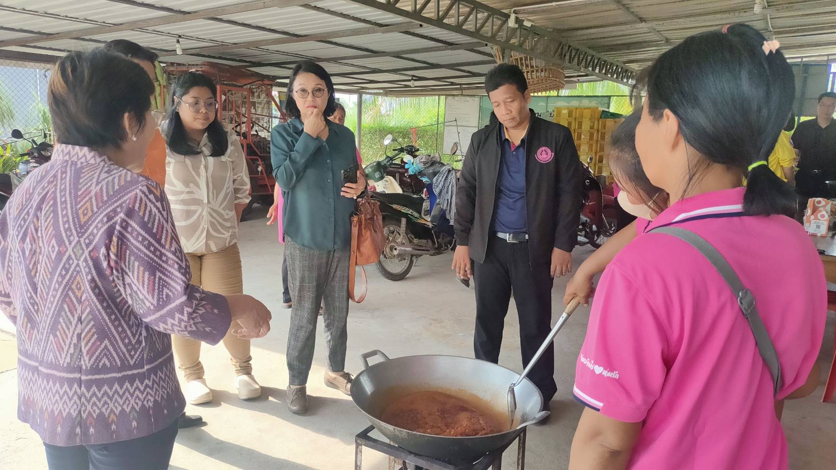 พช.กาญจนบุรี นำคณะกรรมการคัดเลือกคนกองทุนพัฒนาบทบาทสตรีดีเด่นระดับจังหวัด ลงพื้นที่คัดสรรกลุ่มเป้าหมาย ตามโครงการเชิดชูเกียรติคนกองทุนพัฒนาบทบาทสตรี ประจำปี 2567