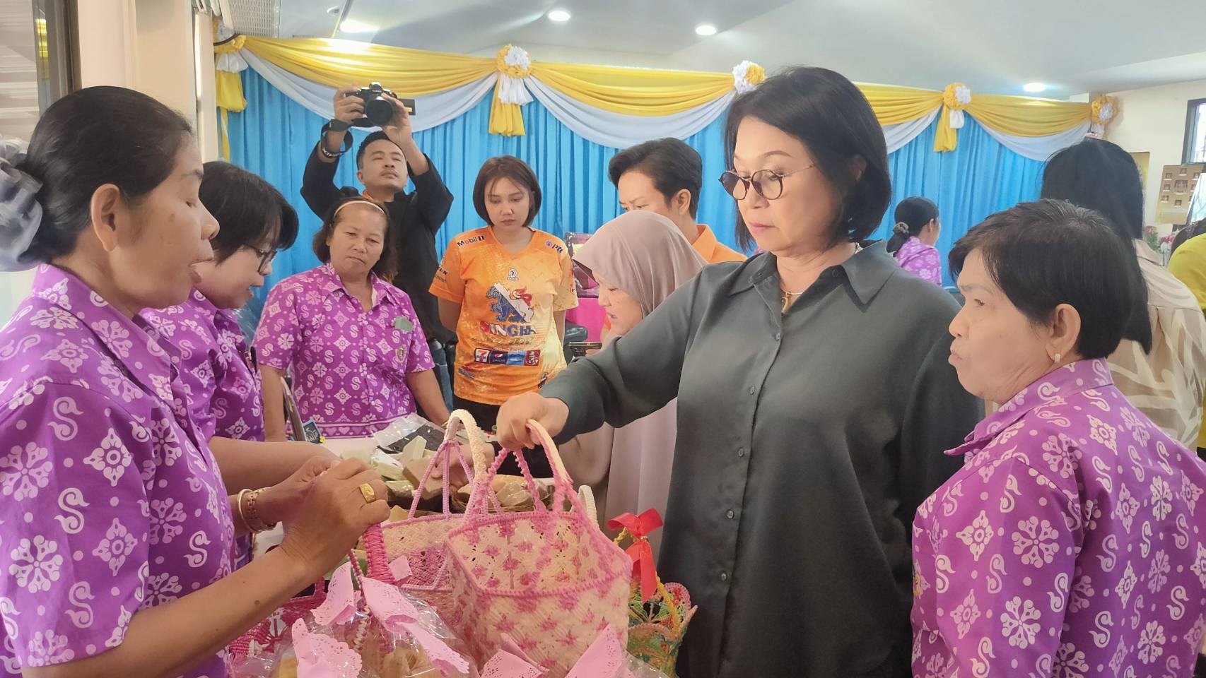 พช.กาญจนบุรี นำคณะกรรมการคัดเลือกคนกองทุนพัฒนาบทบาทสตรีดีเด่นระดับจังหวัด ลงพื้นที่คัดสรรกลุ่มเป้าหมาย ตามโครงการเชิดชูเกียรติคนกองทุนพัฒนาบทบาทสตรี ประจำปี 2567