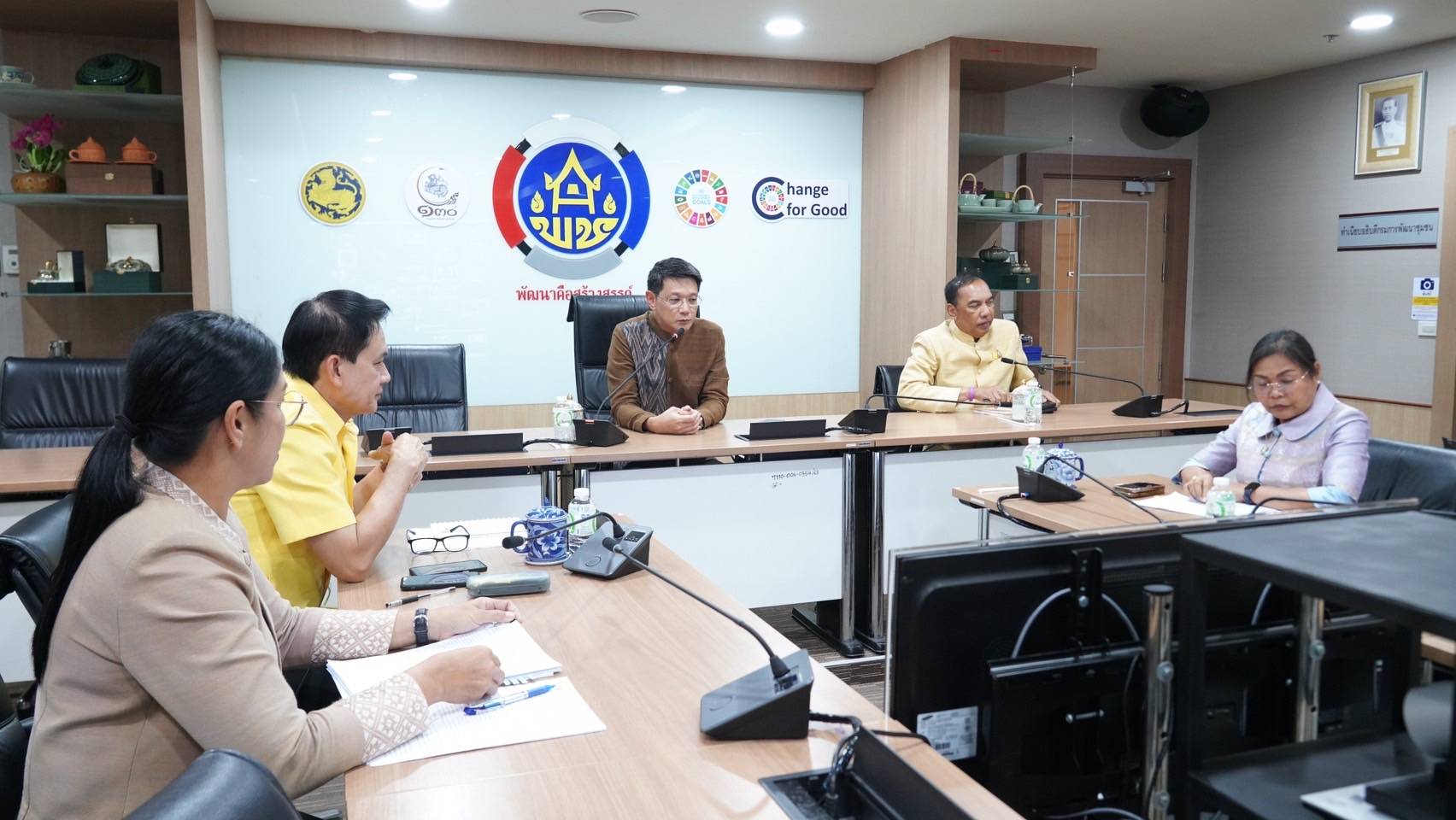พช.กาญจนบุรี ร่วมประชุมเตรียมความพร้อมการจัดงาน OTOP Midyear 2024 ผ่านระบบ Zoom