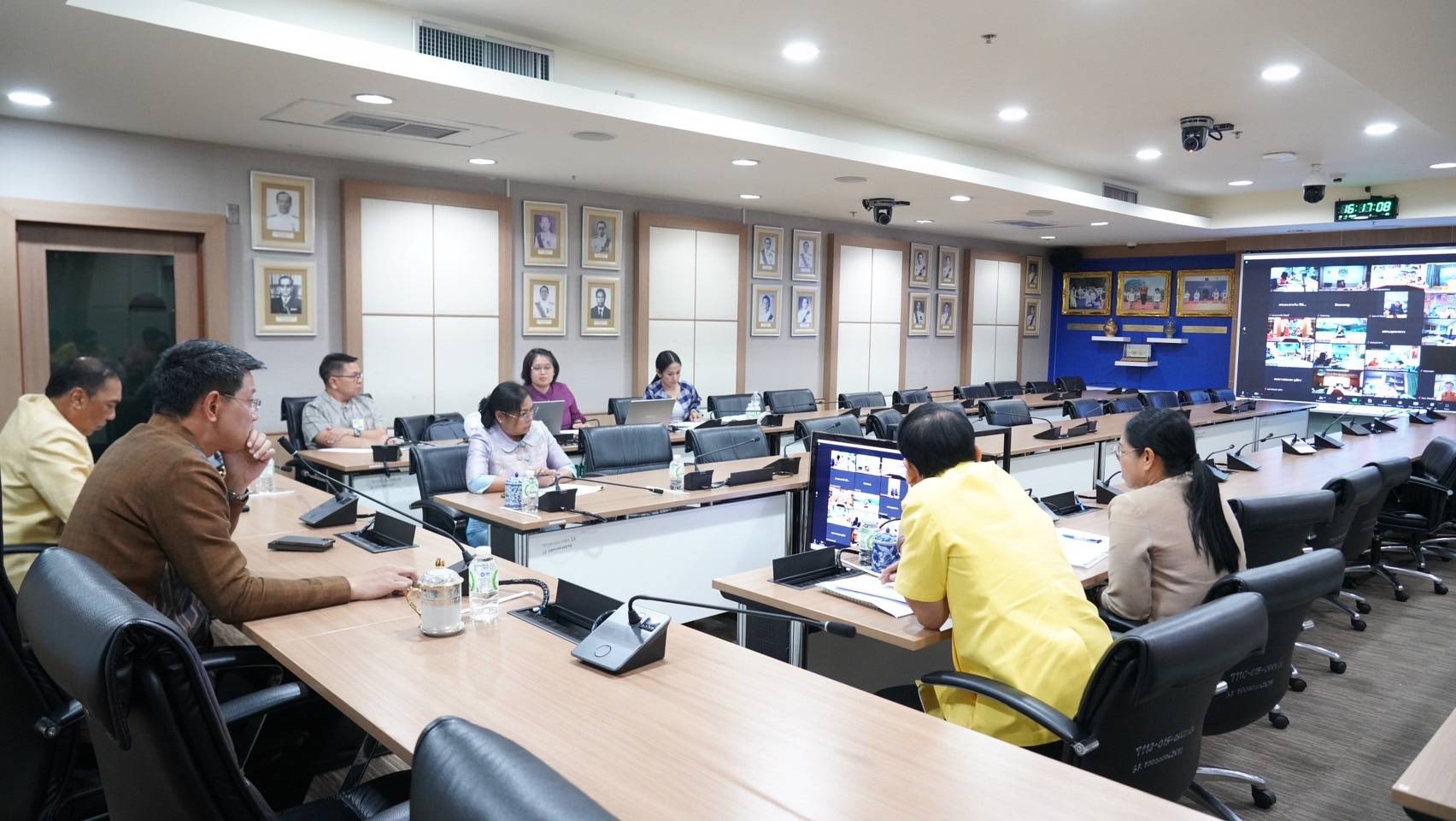 พช.กาญจนบุรี ร่วมประชุมเตรียมความพร้อมการจัดงาน OTOP Midyear 2024 ผ่านระบบ Zoom