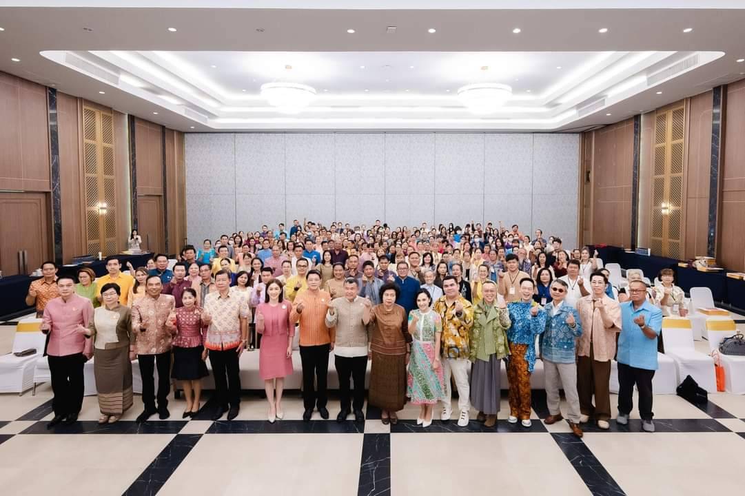 พช.กาญจนบุรี นำผู้ประกอบการ OTOP ในจังหวัดกาญจนบุรี ประเภทผ้าและหัตถกรรม ร่วม Coaching ผ้าลายพระราชทาน “ผ้าลายสิริวชิราภรณ์” และงานหัตถกรรม จุดดำเนินการที่ 3