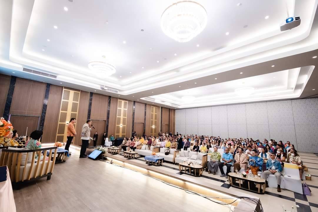 พช.กาญจนบุรี นำผู้ประกอบการ OTOP ในจังหวัดกาญจนบุรี ประเภทผ้าและหัตถกรรม ร่วม Coaching ผ้าลายพระราชทาน “ผ้าลายสิริวชิราภรณ์” และงานหัตถกรรม จุดดำเนินการที่ 3
