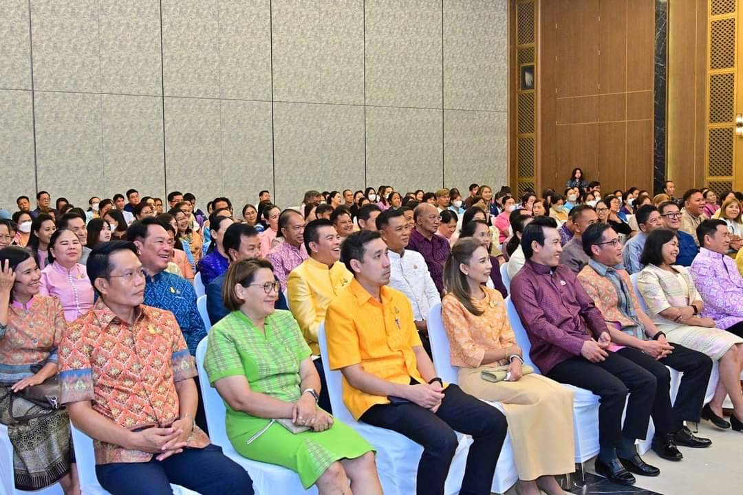 พช.กาญจนบุรี นำผู้ประกอบการ OTOP ในจังหวัดกาญจนบุรี ประเภทผ้าและหัตถกรรม ร่วม Coaching ผ้าลายพระราชทาน “ผ้าลายสิริวชิราภรณ์” และงานหัตถกรรม จุดดำเนินการที่ 3
