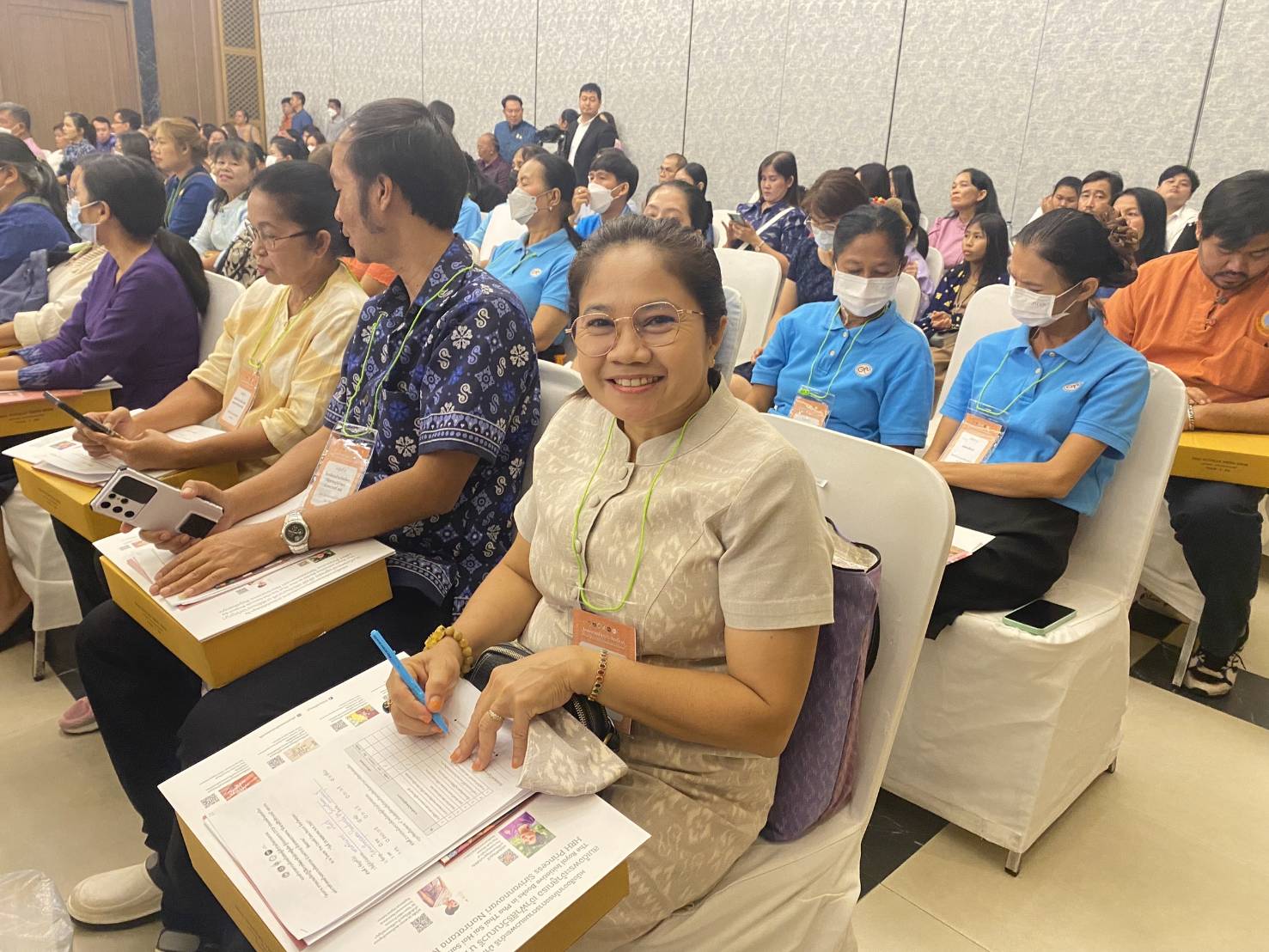 พช.กาญจนบุรี นำผู้ประกอบการ OTOP ในจังหวัดกาญจนบุรี ประเภทผ้าและหัตถกรรม ร่วม Coaching ผ้าลายพระราชทาน “ผ้าลายสิริวชิราภรณ์” และงานหัตถกรรม จุดดำเนินการที่ 3
