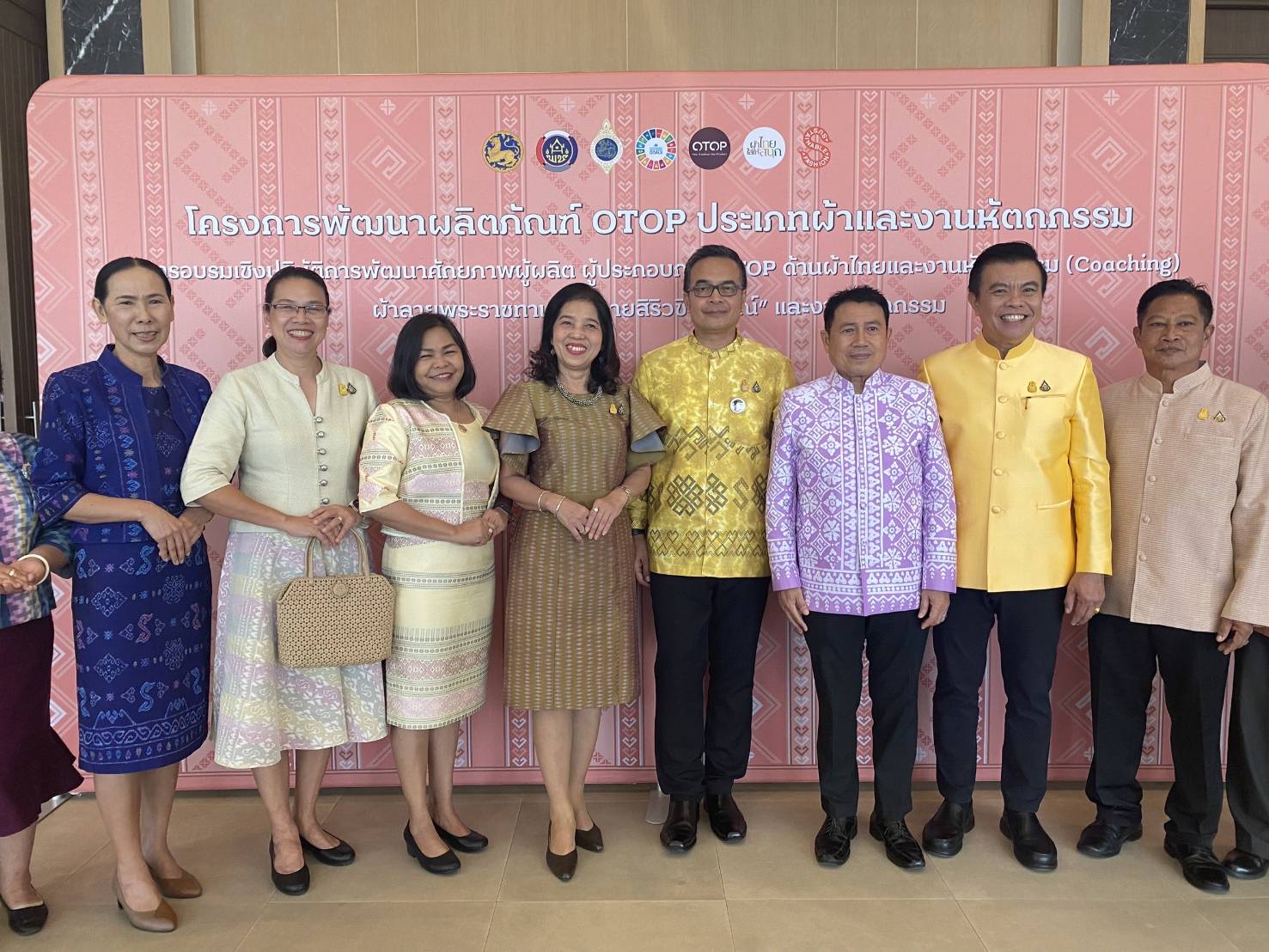 พช.กาญจนบุรี นำผู้ประกอบการ OTOP ในจังหวัดกาญจนบุรี ประเภทผ้าและหัตถกรรม ร่วม Coaching ผ้าลายพระราชทาน “ผ้าลายสิริวชิราภรณ์” และงานหัตถกรรม จุดดำเนินการที่ 3