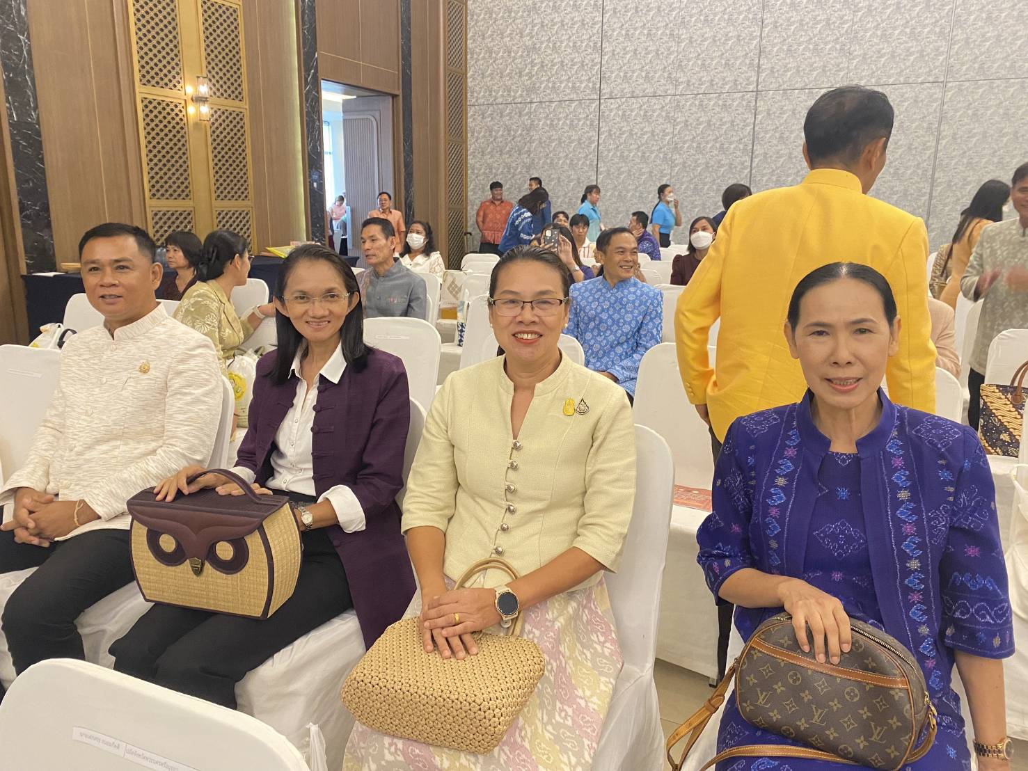 พช.กาญจนบุรี นำผู้ประกอบการ OTOP ในจังหวัดกาญจนบุรี ประเภทผ้าและหัตถกรรม ร่วม Coaching ผ้าลายพระราชทาน “ผ้าลายสิริวชิราภรณ์” และงานหัตถกรรม จุดดำเนินการที่ 3