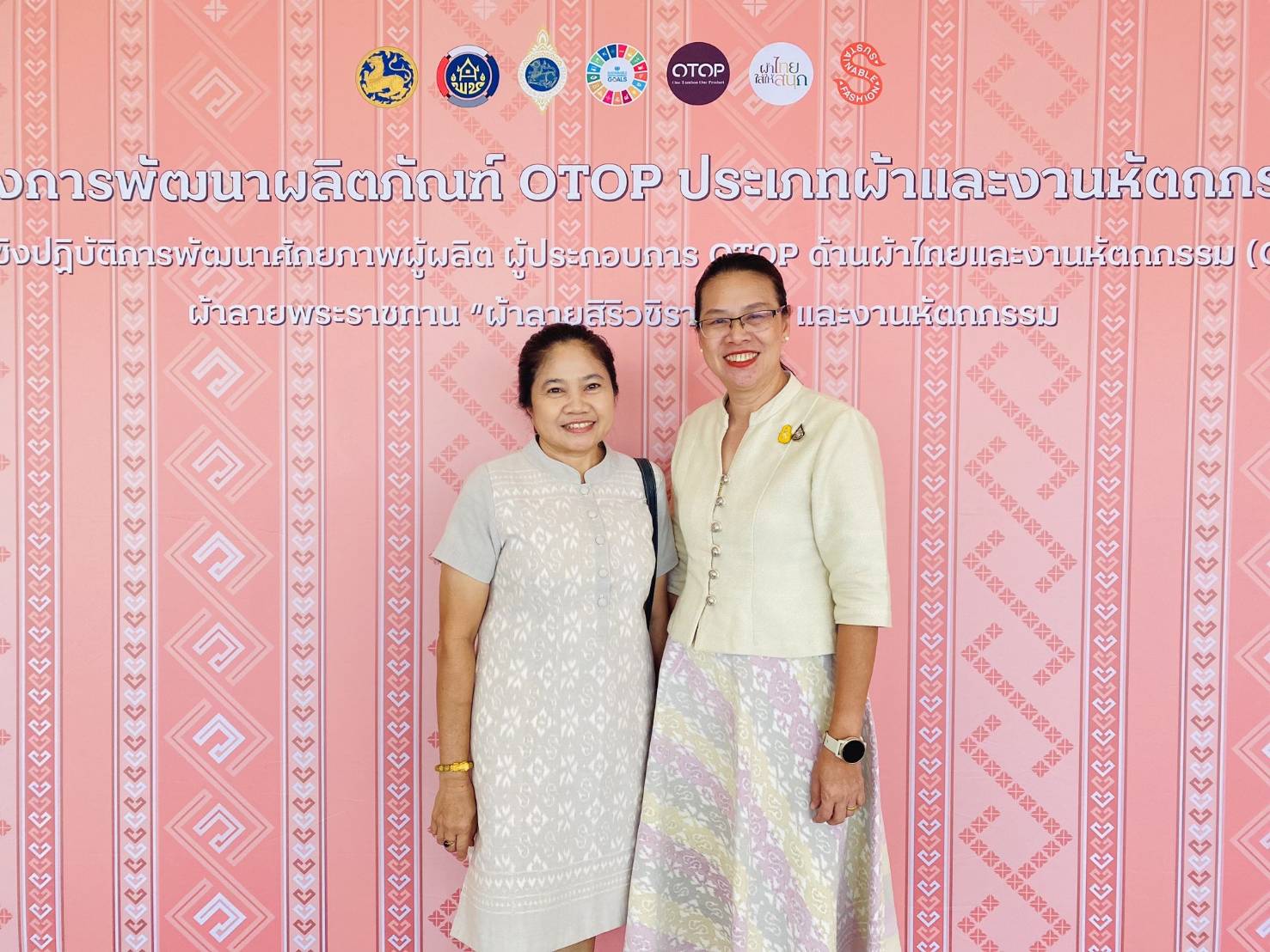พช.กาญจนบุรี นำผู้ประกอบการ OTOP ในจังหวัดกาญจนบุรี ประเภทผ้าและหัตถกรรม ร่วม Coaching ผ้าลายพระราชทาน “ผ้าลายสิริวชิราภรณ์” และงานหัตถกรรม จุดดำเนินการที่ 3
