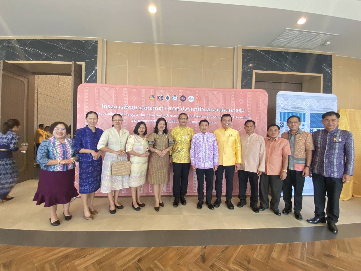 พช.กาญจนบุรี นำผู้ประกอบการ OTOP ในจังหวัดกาญจนบุรี ประเภทผ้าและหัตถกรรม ร่วม Coaching ผ้าลายพระราชทาน “ผ้าลายสิริวชิราภรณ์” และงานหัตถกรรม จุดดำเนินการที่ 3