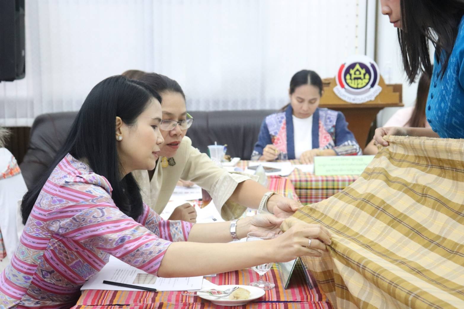 จังหวัดกาญจนบุรี จัดประกวดสุดยอดผ้าจังหวัดกาญจนบุรี ขับเคลื่อน “ผ้าไทยใส่ให้สนุก”  คนใส่สนุก คนให้สุขใจ สร้างรายได้ในชุมชน