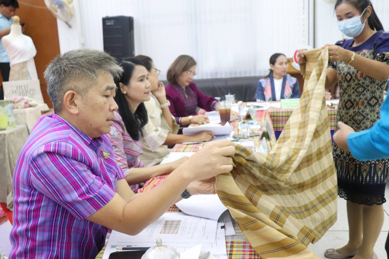 จังหวัดกาญจนบุรี จัดประกวดสุดยอดผ้าจังหวัดกาญจนบุรี ขับเคลื่อน “ผ้าไทยใส่ให้สนุก”  คนใส่สนุก คนให้สุขใจ สร้างรายได้ในชุมชน
