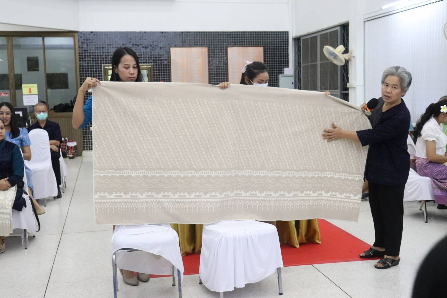 จังหวัดกาญจนบุรี จัดประกวดสุดยอดผ้าจังหวัดกาญจนบุรี ขับเคลื่อน “ผ้าไทยใส่ให้สนุก”  คนใส่สนุก คนให้สุขใจ สร้างรายได้ในชุมชน