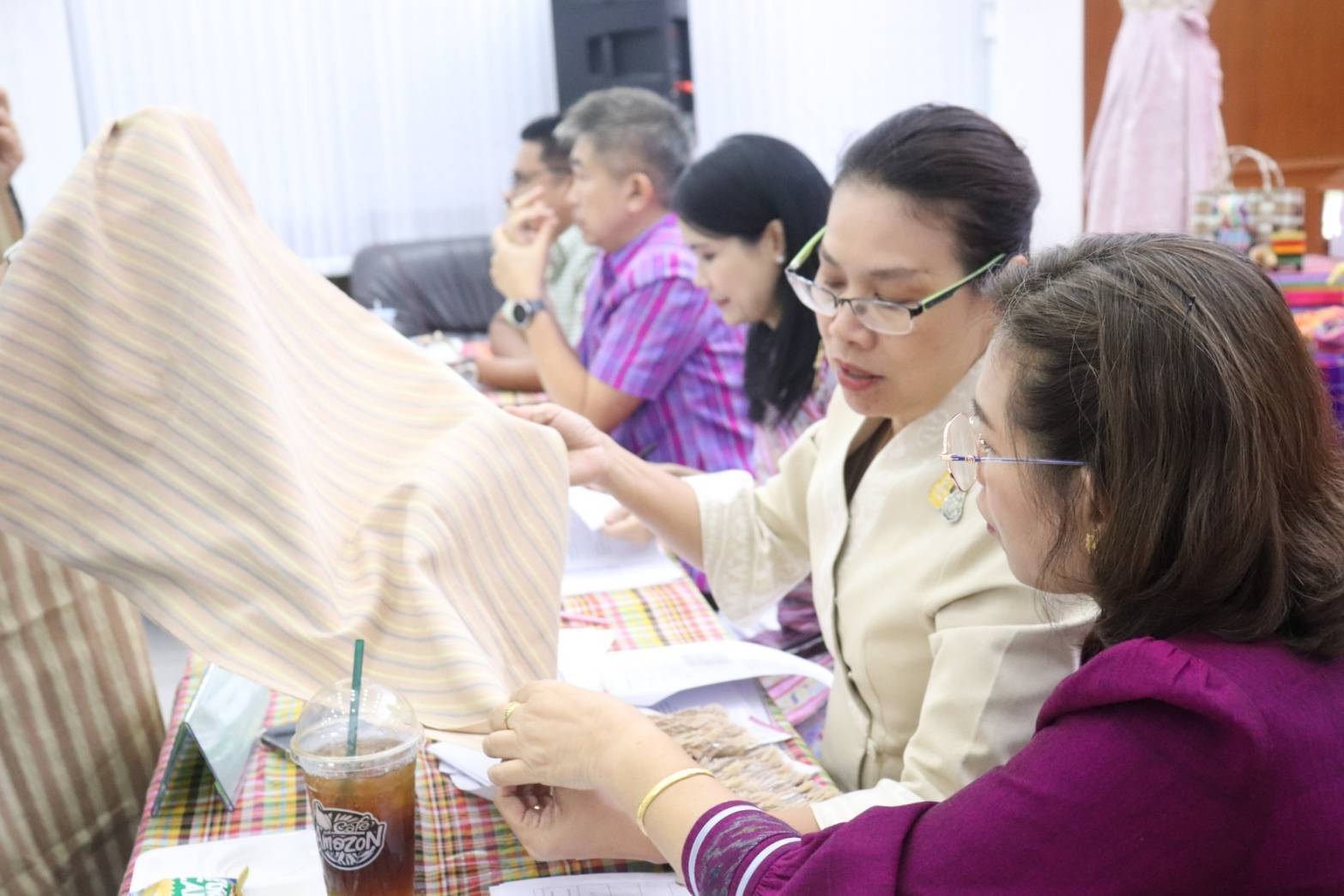 จังหวัดกาญจนบุรี จัดประกวดสุดยอดผ้าจังหวัดกาญจนบุรี ขับเคลื่อน “ผ้าไทยใส่ให้สนุก”  คนใส่สนุก คนให้สุขใจ สร้างรายได้ในชุมชน