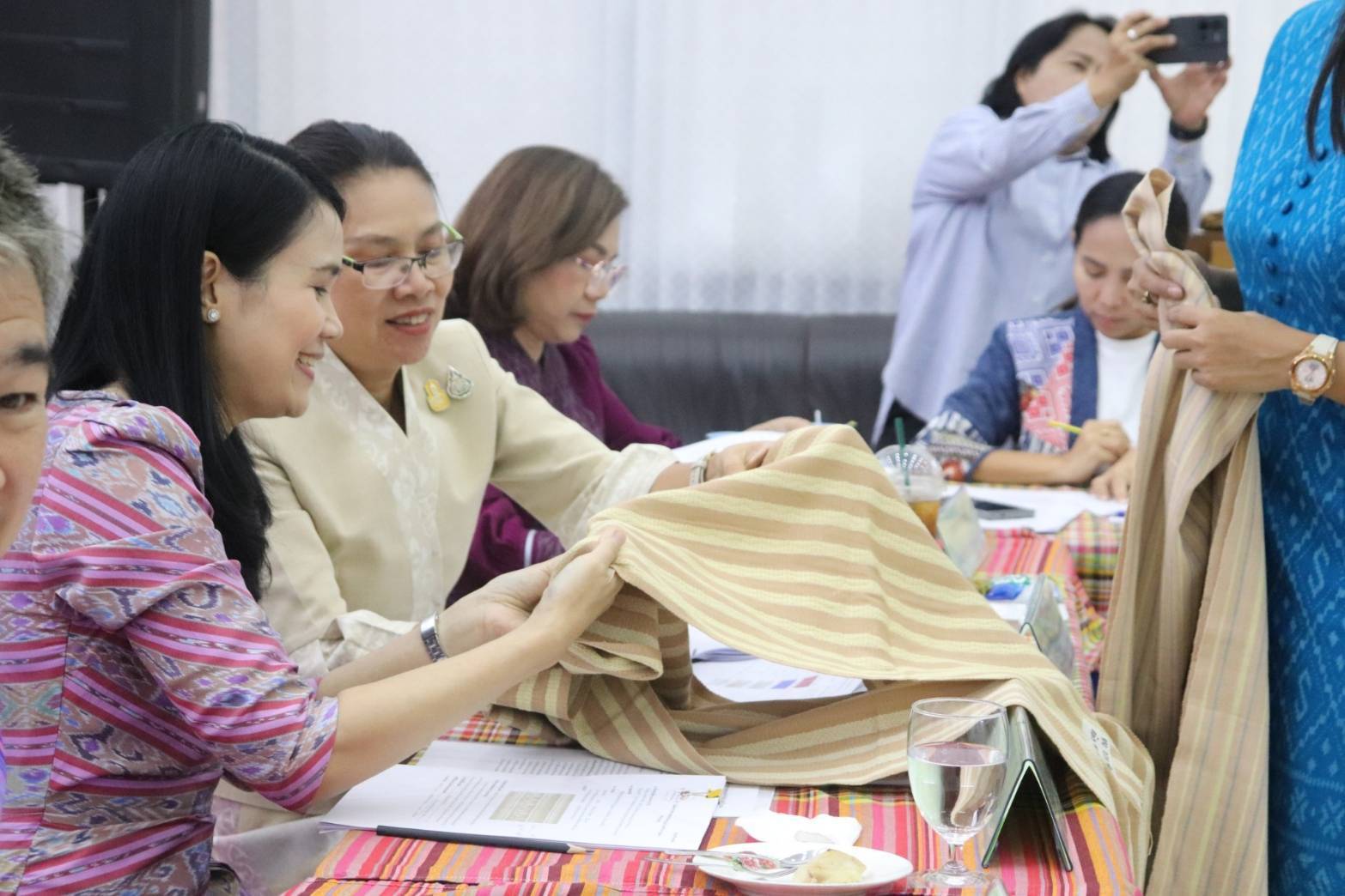 จังหวัดกาญจนบุรี จัดประกวดสุดยอดผ้าจังหวัดกาญจนบุรี ขับเคลื่อน “ผ้าไทยใส่ให้สนุก”  คนใส่สนุก คนให้สุขใจ สร้างรายได้ในชุมชน