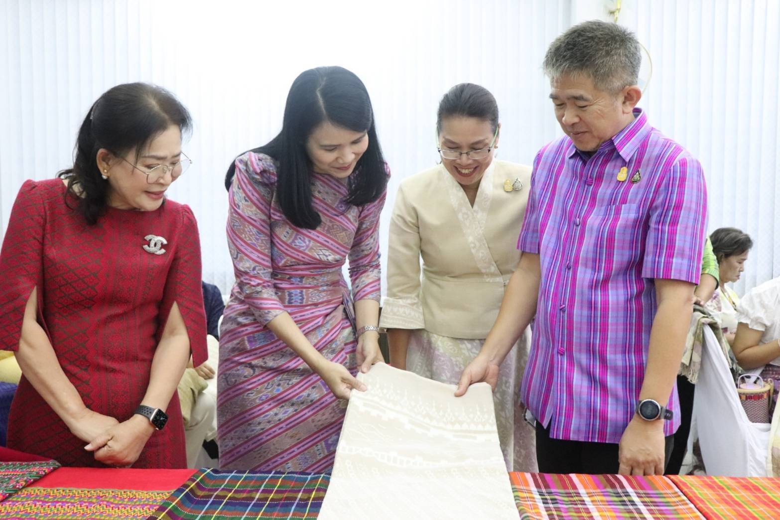 จังหวัดกาญจนบุรี จัดประกวดสุดยอดผ้าจังหวัดกาญจนบุรี ขับเคลื่อน “ผ้าไทยใส่ให้สนุก”  คนใส่สนุก คนให้สุขใจ สร้างรายได้ในชุมชน