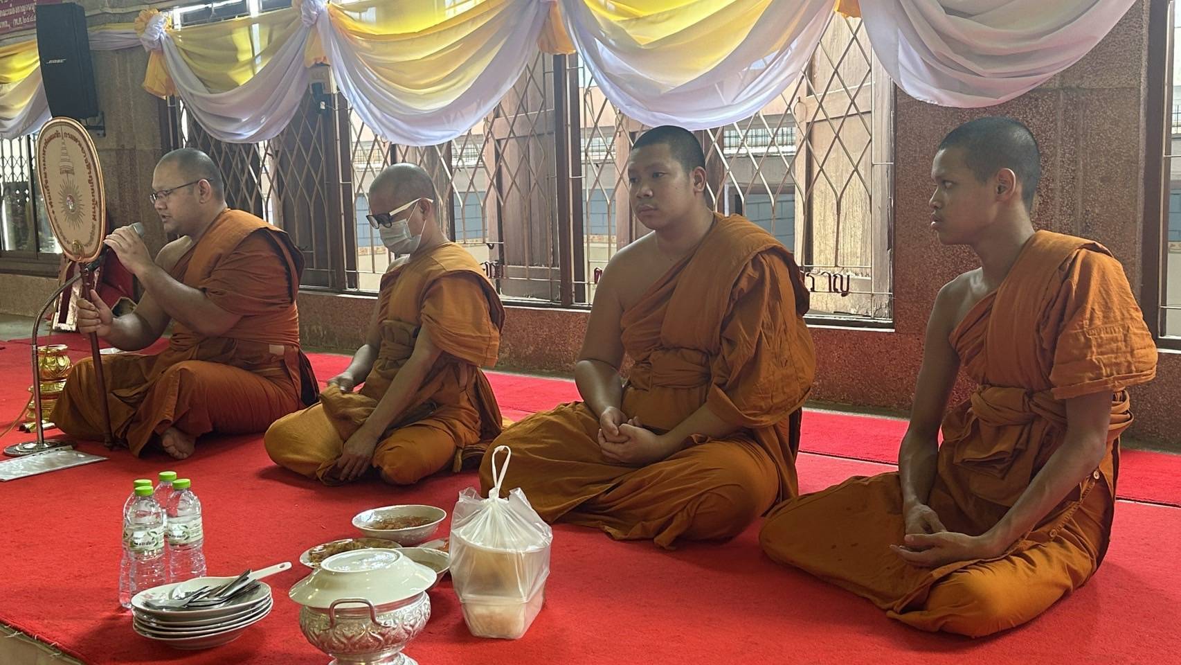 พช.กาญจนบุรี ร่วมถวายภัตตาหารเพลฯ แด่พระภิกษุสงฆ์และสามเณร ตามโครงการบรรพชาสามเณรภาคฤดูร้อน เฉลิมพระเกียรติพระบาทสมเด็จพระเจ้าอยู่หัวฯ