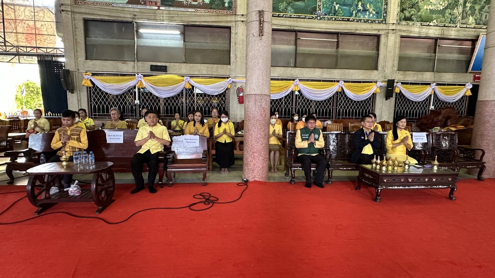 พช.กาญจนบุรี ร่วมถวายภัตตาหารเพลฯ แด่พระภิกษุสงฆ์และสามเณร ตามโครงการบรรพชาสามเณรภาคฤดูร้อน เฉลิมพระเกียรติพระบาทสมเด็จพระเจ้าอยู่หัวฯ