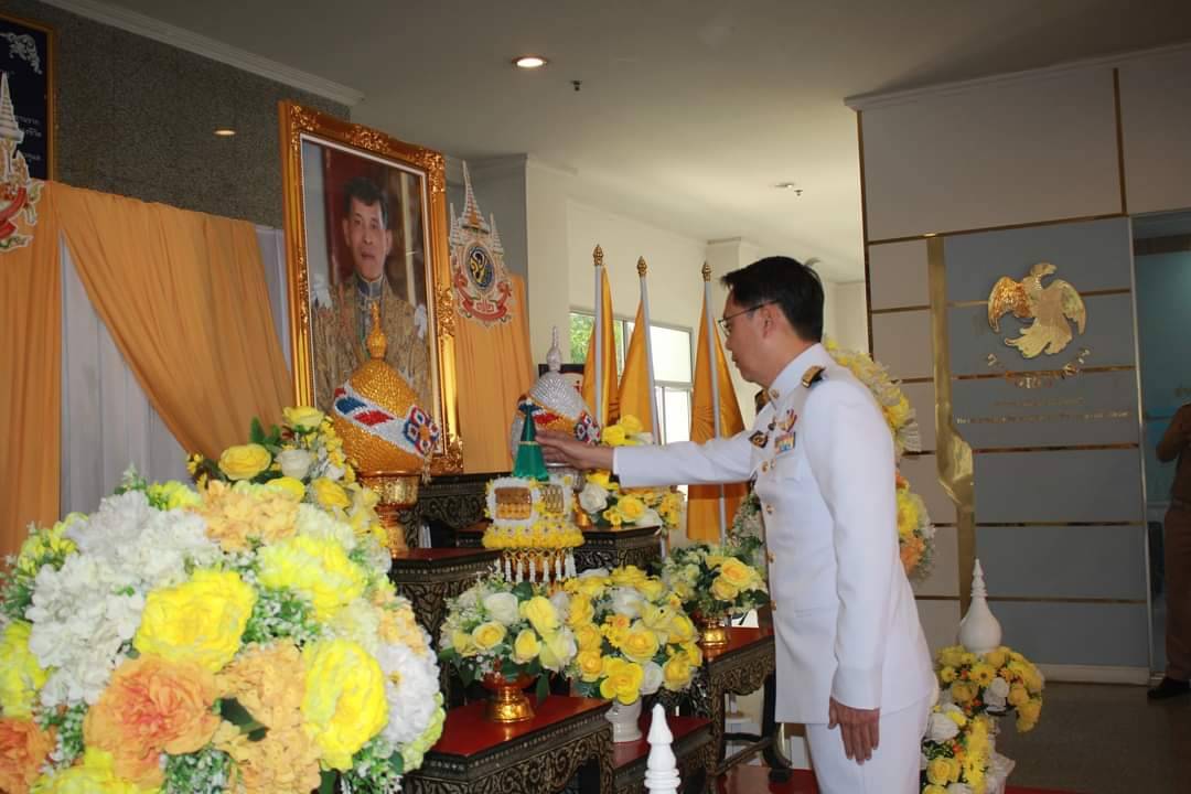 พช.กาญจนบุรี ร่วมพิธีรับพระราชทานแผ่นธรรมนาวา “วัง” เบื้องหน้าพระบรมฉายาลักษณ์ พระบาทสมเด็จพระเจ้าอยู่หัว เพื่อเป็นแนวทางให้ประชาชนปฏิบัติเพื่อความพ้นทุกข์ แบบวิธีระลึกถึงคุณพระรัตนตรัย และหลักอริยสัจ 4