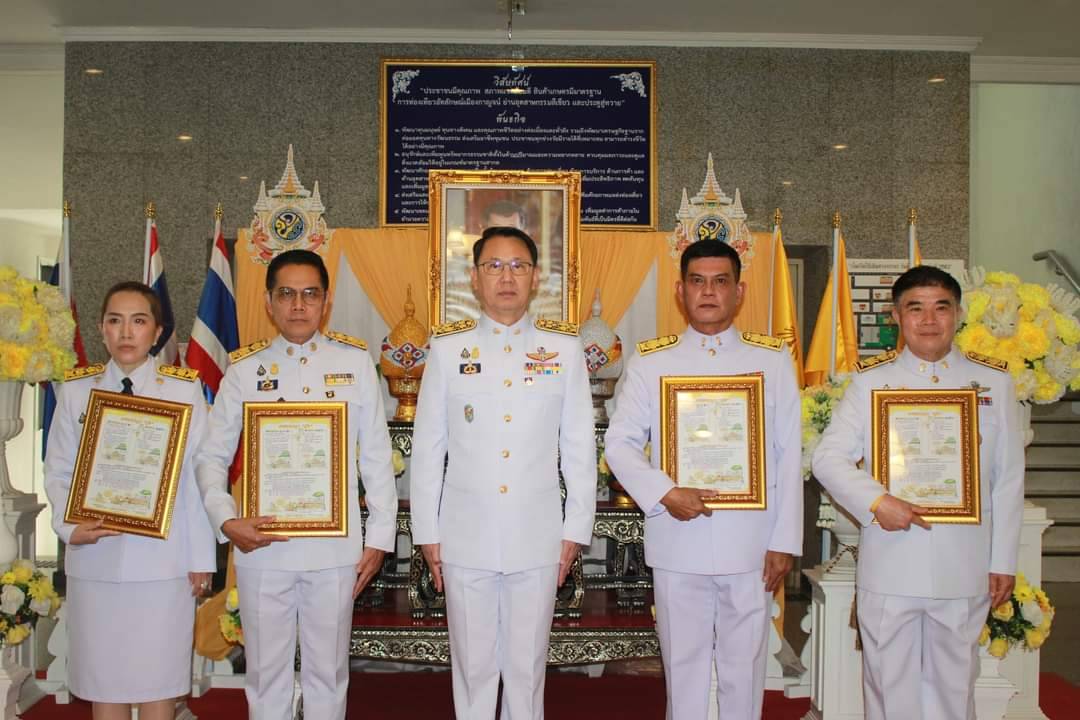 พช.กาญจนบุรี ร่วมพิธีรับพระราชทานแผ่นธรรมนาวา “วัง” เบื้องหน้าพระบรมฉายาลักษณ์ พระบาทสมเด็จพระเจ้าอยู่หัว เพื่อเป็นแนวทางให้ประชาชนปฏิบัติเพื่อความพ้นทุกข์ แบบวิธีระลึกถึงคุณพระรัตนตรัย และหลักอริยสัจ 4