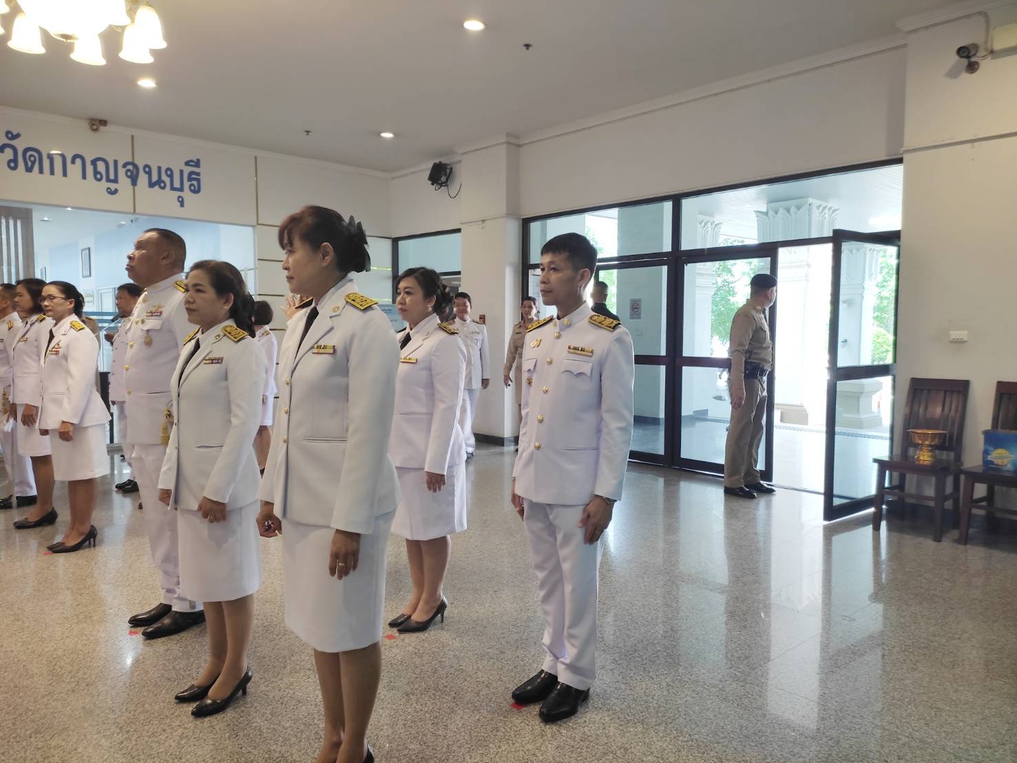 พช.กาญจนบุรี ร่วมพิธีรับพระราชทานแผ่นธรรมนาวา “วัง” เบื้องหน้าพระบรมฉายาลักษณ์ พระบาทสมเด็จพระเจ้าอยู่หัว เพื่อเป็นแนวทางให้ประชาชนปฏิบัติเพื่อความพ้นทุกข์ แบบวิธีระลึกถึงคุณพระรัตนตรัย และหลักอริยสัจ 4