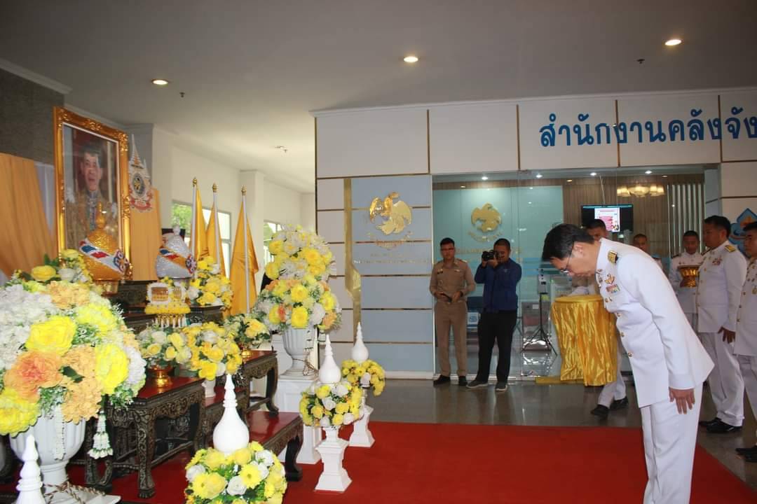 พช.กาญจนบุรี ร่วมพิธีรับพระราชทานแผ่นธรรมนาวา “วัง” เบื้องหน้าพระบรมฉายาลักษณ์ พระบาทสมเด็จพระเจ้าอยู่หัว เพื่อเป็นแนวทางให้ประชาชนปฏิบัติเพื่อความพ้นทุกข์ แบบวิธีระลึกถึงคุณพระรัตนตรัย และหลักอริยสัจ 4