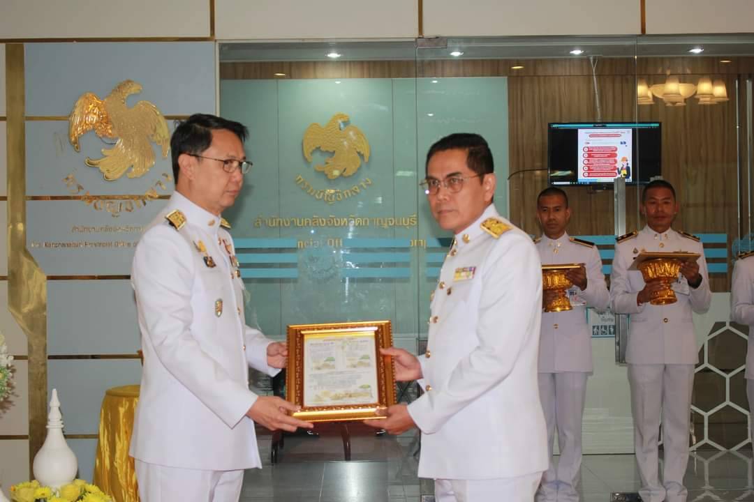 พช.กาญจนบุรี ร่วมพิธีรับพระราชทานแผ่นธรรมนาวา “วัง” เบื้องหน้าพระบรมฉายาลักษณ์ พระบาทสมเด็จพระเจ้าอยู่หัว เพื่อเป็นแนวทางให้ประชาชนปฏิบัติเพื่อความพ้นทุกข์ แบบวิธีระลึกถึงคุณพระรัตนตรัย และหลักอริยสัจ 4