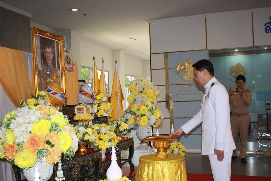 พช.กาญจนบุรี ร่วมพิธีรับพระราชทานแผ่นธรรมนาวา “วัง” เบื้องหน้าพระบรมฉายาลักษณ์ พระบาทสมเด็จพระเจ้าอยู่หัว เพื่อเป็นแนวทางให้ประชาชนปฏิบัติเพื่อความพ้นทุกข์ แบบวิธีระลึกถึงคุณพระรัตนตรัย และหลักอริยสัจ 4