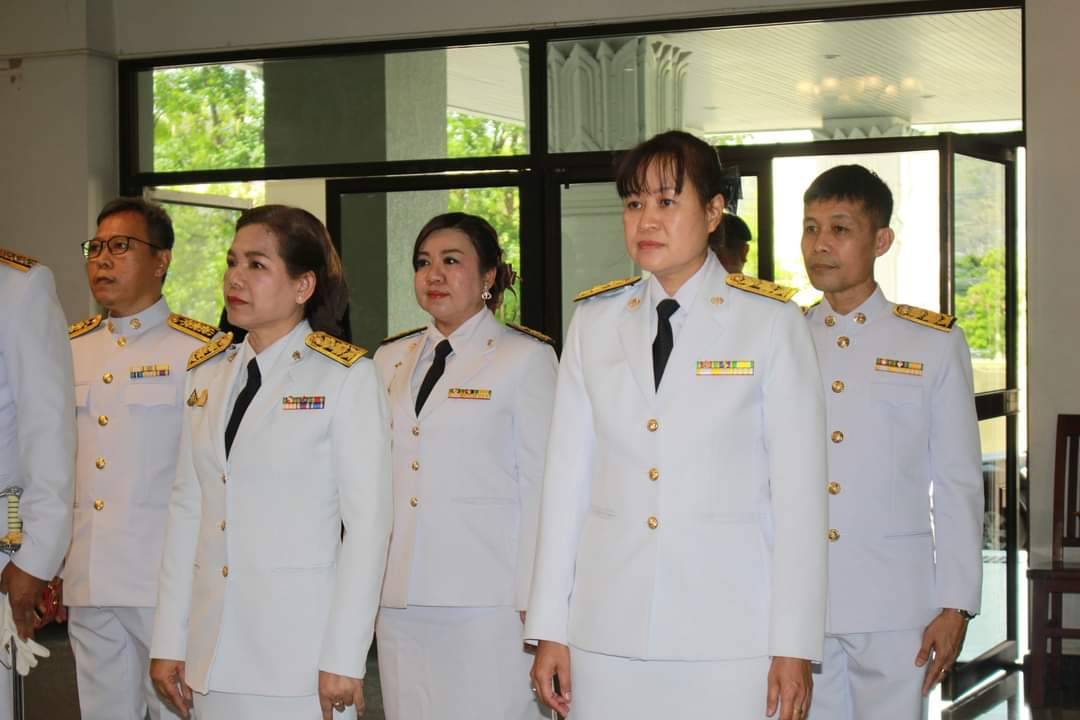 พช.กาญจนบุรี ร่วมพิธีรับพระราชทานแผ่นธรรมนาวา “วัง” เบื้องหน้าพระบรมฉายาลักษณ์ พระบาทสมเด็จพระเจ้าอยู่หัว เพื่อเป็นแนวทางให้ประชาชนปฏิบัติเพื่อความพ้นทุกข์ แบบวิธีระลึกถึงคุณพระรัตนตรัย และหลักอริยสัจ 4