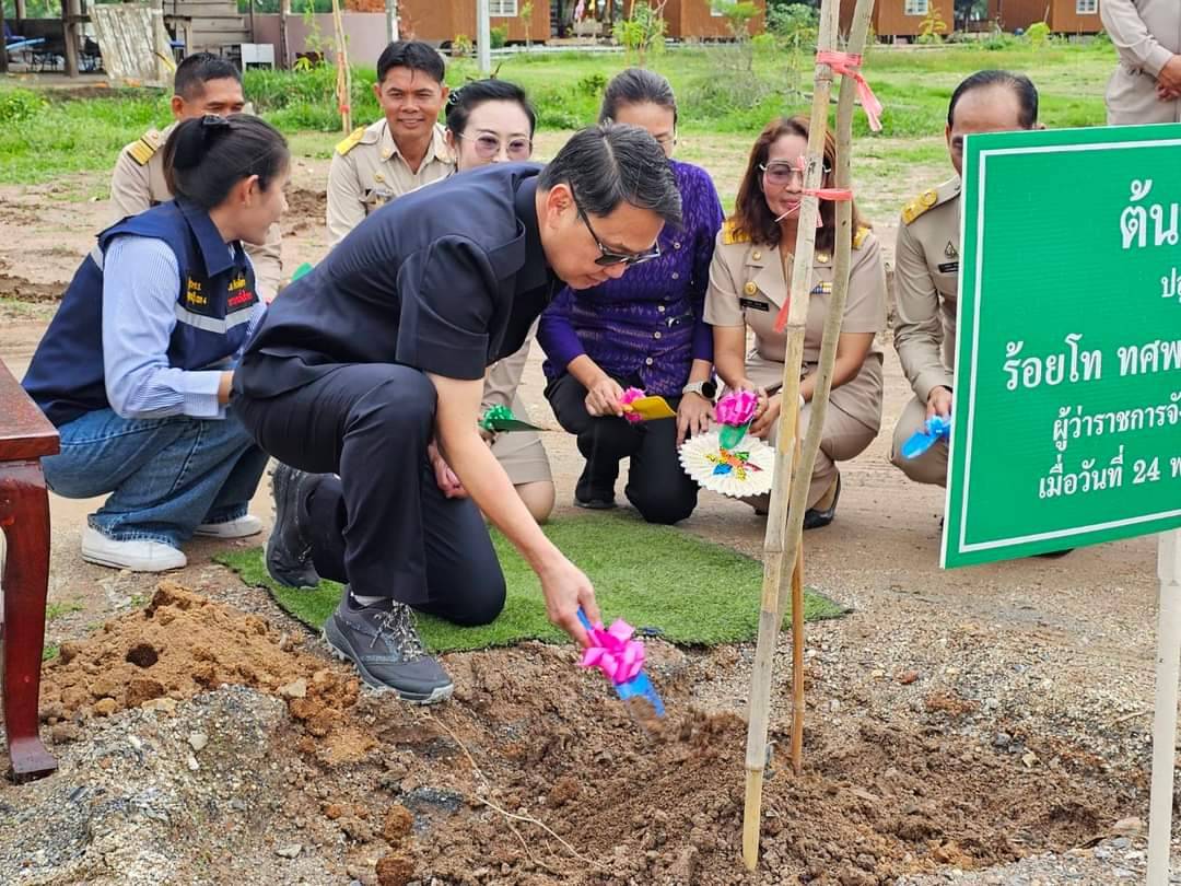 พช.กาญจนบุรี ร่วมโครงการจังหวัดเคลื่อนที่ “บำบัดทุกข์ บำรุงสุข สร้างรอยยิ้มให้ประชาชน” ครั้งที่ 8 ประจำปีงบประมาณ 2567 ในพื้นที่อำเภอห้วยกระเจา
