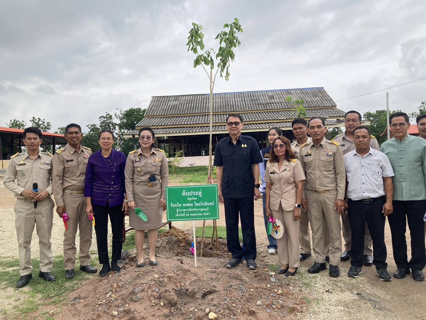 พช.กาญจนบุรี ร่วมโครงการจังหวัดเคลื่อนที่ “บำบัดทุกข์ บำรุงสุข สร้างรอยยิ้มให้ประชาชน” ครั้งที่ 8 ประจำปีงบประมาณ 2567 ในพื้นที่อำเภอห้วยกระเจา