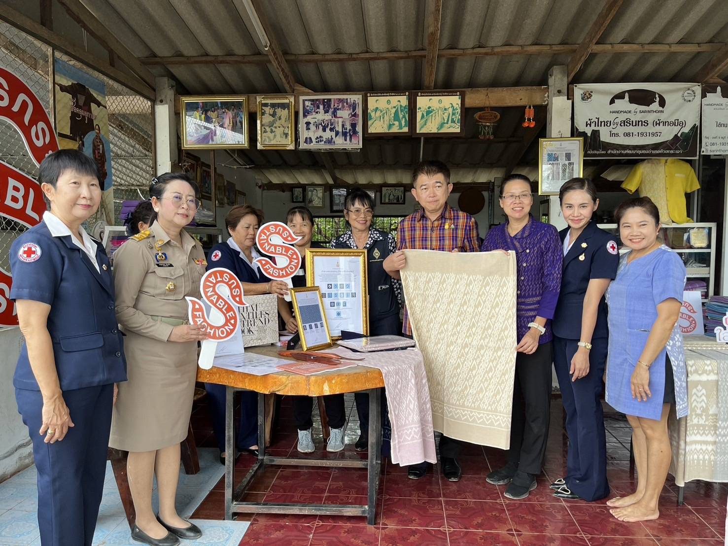 รองผู้ว่าราชการจังหวัดกาญจนบุรี ชื่นชมการขับเคลื่อนการดำเนินงาน การพัฒนาชุมชนในพื้นที่อำเภอห้วยกระเจา พร้อมเดินหน้าผลักดันส่งเสริม แบบผ้าลายพระราชทาน “ผ้าลายสิริวชิราภรณ์” ยกระดับคุณภาพชีวิตที่ดีทุกช่วงวัย