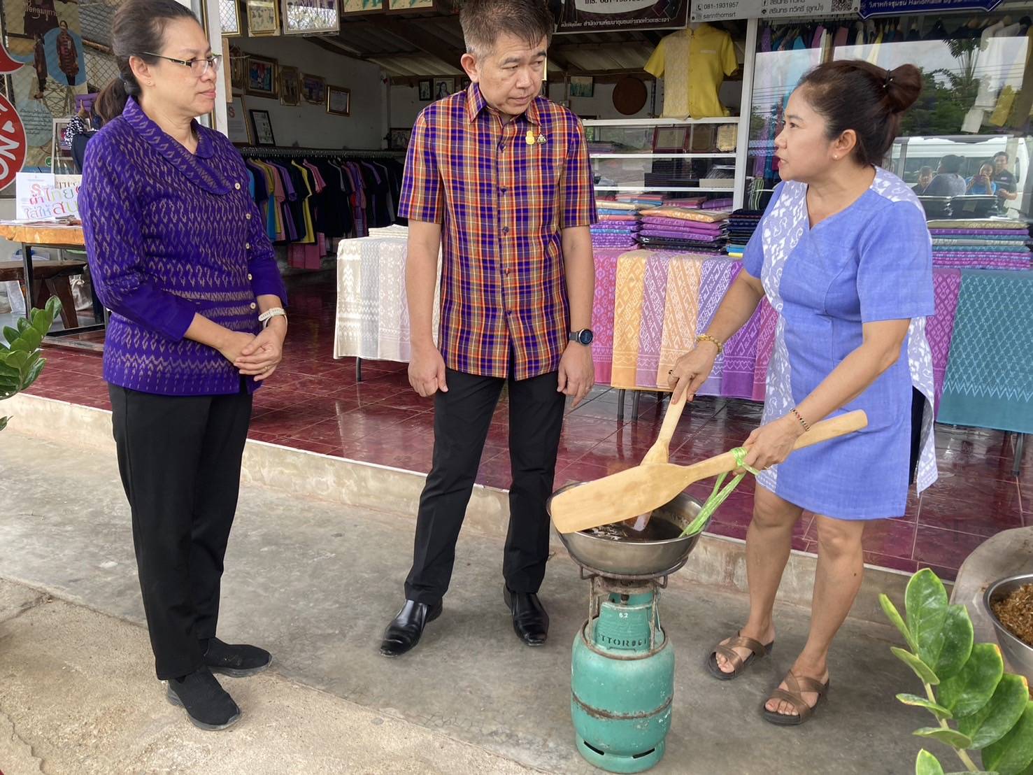รองผู้ว่าราชการจังหวัดกาญจนบุรี ชื่นชมการขับเคลื่อนการดำเนินงาน การพัฒนาชุมชนในพื้นที่อำเภอห้วยกระเจา พร้อมเดินหน้าผลักดันส่งเสริม แบบผ้าลายพระราชทาน “ผ้าลายสิริวชิราภรณ์” ยกระดับคุณภาพชีวิตที่ดีทุกช่วงวัย