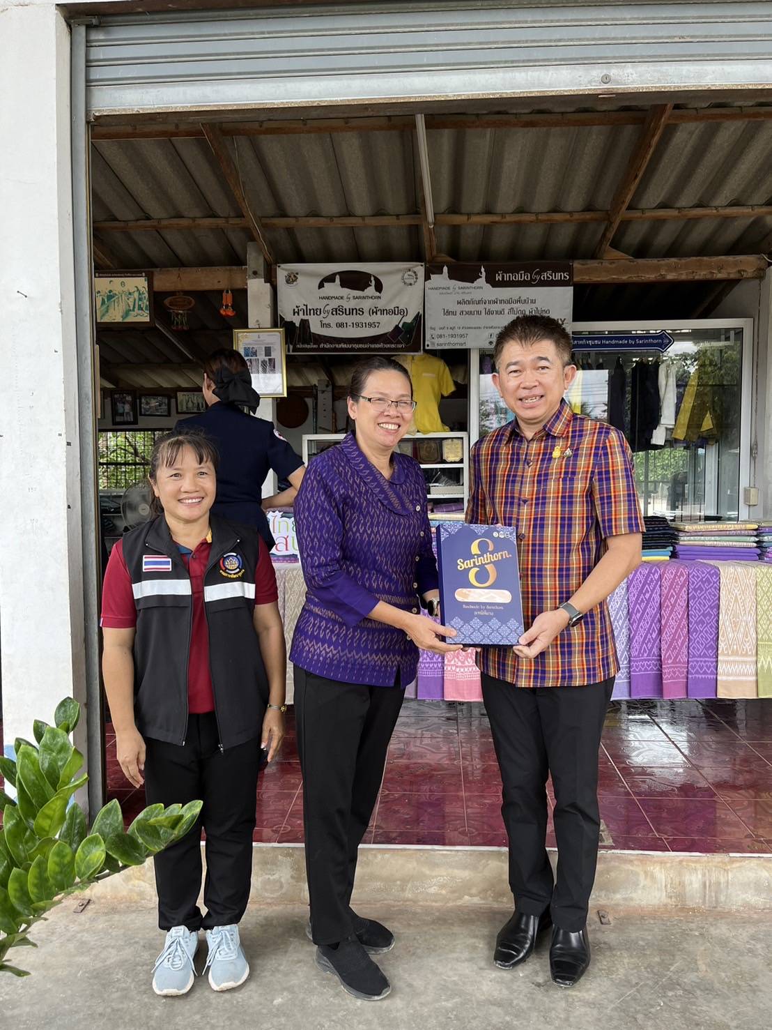 รองผู้ว่าราชการจังหวัดกาญจนบุรี ชื่นชมการขับเคลื่อนการดำเนินงาน การพัฒนาชุมชนในพื้นที่อำเภอห้วยกระเจา พร้อมเดินหน้าผลักดันส่งเสริม แบบผ้าลายพระราชทาน “ผ้าลายสิริวชิราภรณ์” ยกระดับคุณภาพชีวิตที่ดีทุกช่วงวัย