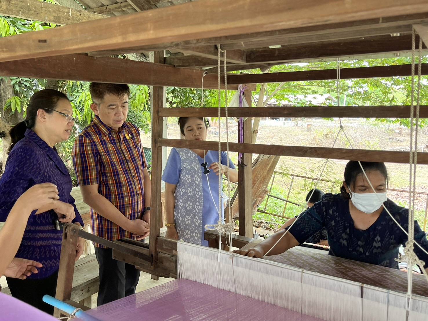 รองผู้ว่าราชการจังหวัดกาญจนบุรี ชื่นชมการขับเคลื่อนการดำเนินงาน การพัฒนาชุมชนในพื้นที่อำเภอห้วยกระเจา พร้อมเดินหน้าผลักดันส่งเสริม แบบผ้าลายพระราชทาน “ผ้าลายสิริวชิราภรณ์” ยกระดับคุณภาพชีวิตที่ดีทุกช่วงวัย