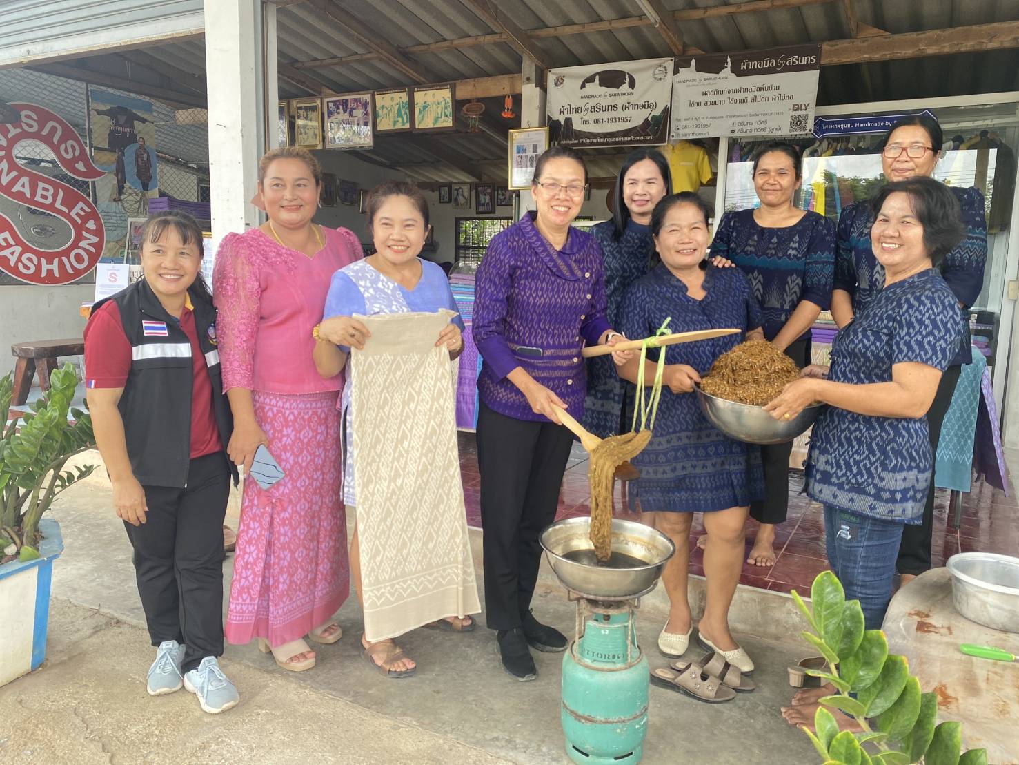 รองผู้ว่าราชการจังหวัดกาญจนบุรี ชื่นชมการขับเคลื่อนการดำเนินงาน การพัฒนาชุมชนในพื้นที่อำเภอห้วยกระเจา พร้อมเดินหน้าผลักดันส่งเสริม แบบผ้าลายพระราชทาน “ผ้าลายสิริวชิราภรณ์” ยกระดับคุณภาพชีวิตที่ดีทุกช่วงวัย