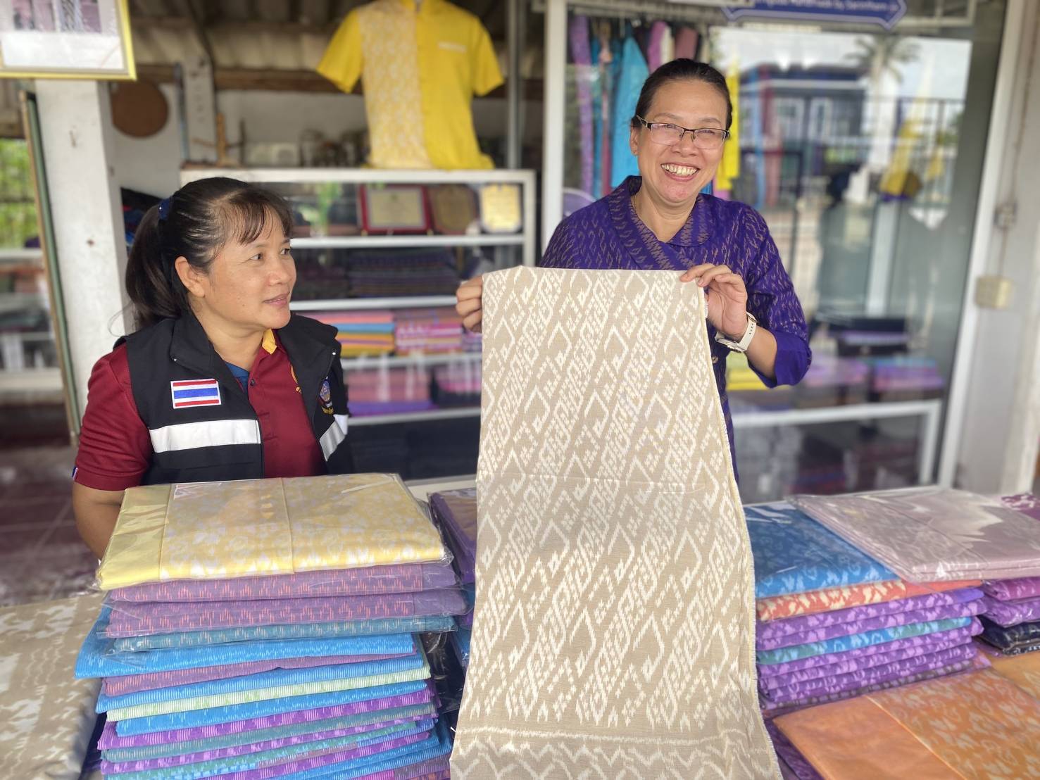 รองผู้ว่าราชการจังหวัดกาญจนบุรี ชื่นชมการขับเคลื่อนการดำเนินงาน การพัฒนาชุมชนในพื้นที่อำเภอห้วยกระเจา พร้อมเดินหน้าผลักดันส่งเสริม แบบผ้าลายพระราชทาน “ผ้าลายสิริวชิราภรณ์” ยกระดับคุณภาพชีวิตที่ดีทุกช่วงวัย