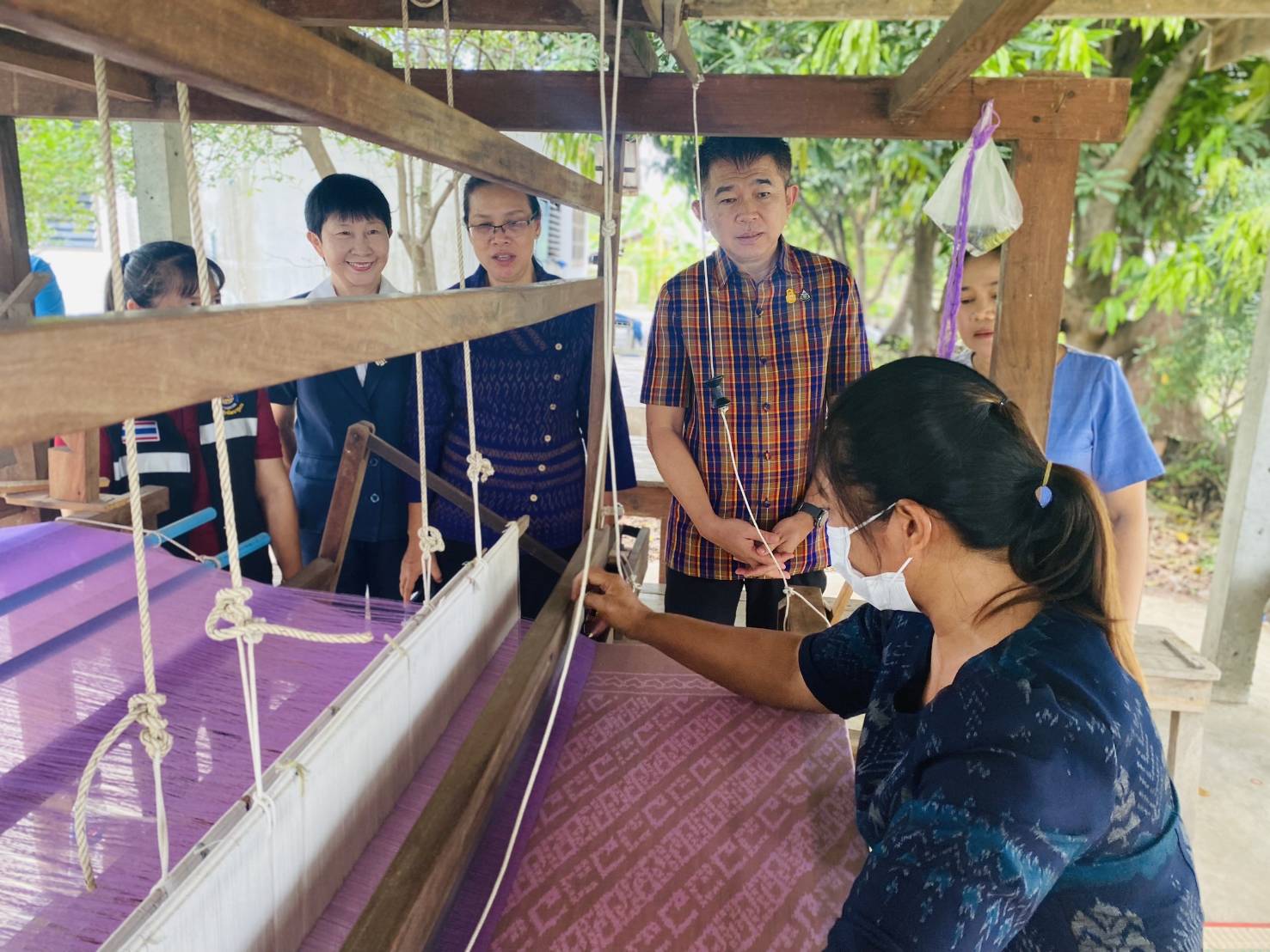 รองผู้ว่าราชการจังหวัดกาญจนบุรี ชื่นชมการขับเคลื่อนการดำเนินงาน การพัฒนาชุมชนในพื้นที่อำเภอห้วยกระเจา พร้อมเดินหน้าผลักดันส่งเสริม แบบผ้าลายพระราชทาน “ผ้าลายสิริวชิราภรณ์” ยกระดับคุณภาพชีวิตที่ดีทุกช่วงวัย