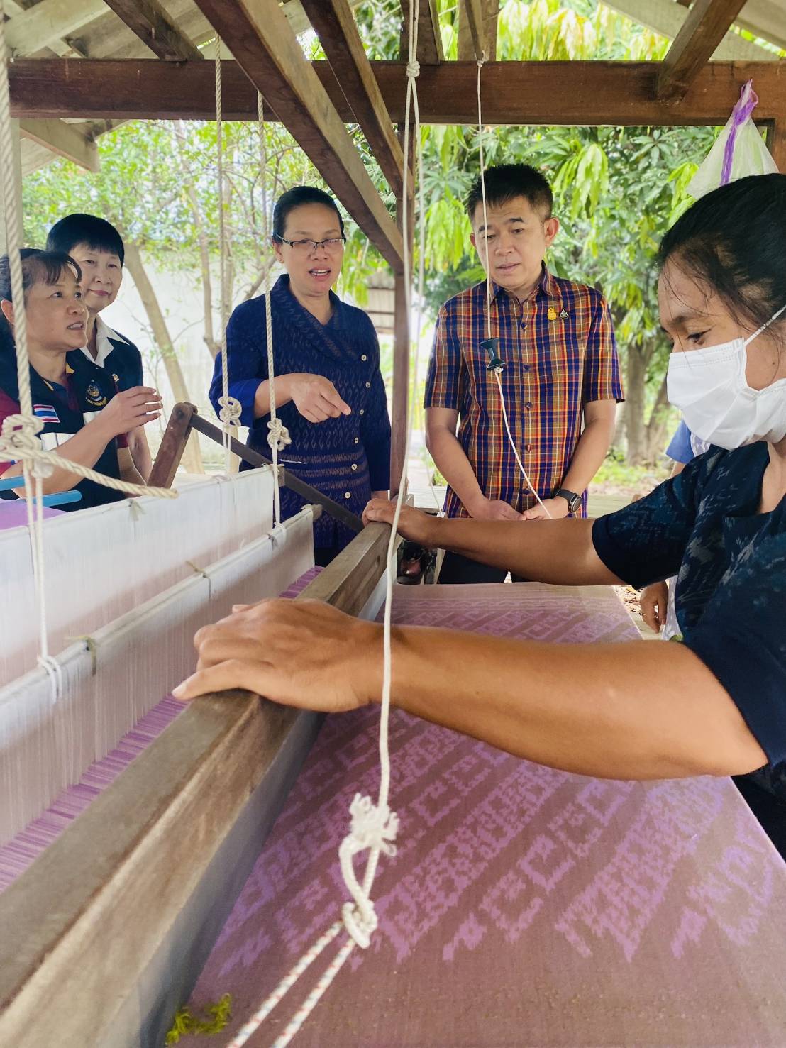 รองผู้ว่าราชการจังหวัดกาญจนบุรี ชื่นชมการขับเคลื่อนการดำเนินงาน การพัฒนาชุมชนในพื้นที่อำเภอห้วยกระเจา พร้อมเดินหน้าผลักดันส่งเสริม แบบผ้าลายพระราชทาน “ผ้าลายสิริวชิราภรณ์” ยกระดับคุณภาพชีวิตที่ดีทุกช่วงวัย