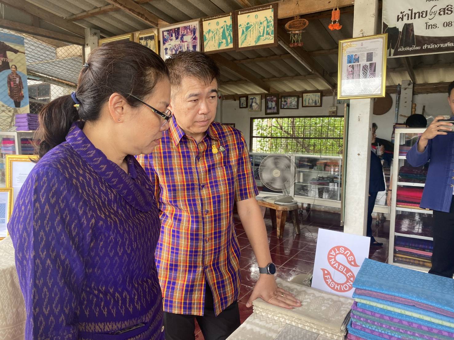 รองผู้ว่าราชการจังหวัดกาญจนบุรี ชื่นชมการขับเคลื่อนการดำเนินงาน การพัฒนาชุมชนในพื้นที่อำเภอห้วยกระเจา พร้อมเดินหน้าผลักดันส่งเสริม แบบผ้าลายพระราชทาน “ผ้าลายสิริวชิราภรณ์” ยกระดับคุณภาพชีวิตที่ดีทุกช่วงวัย