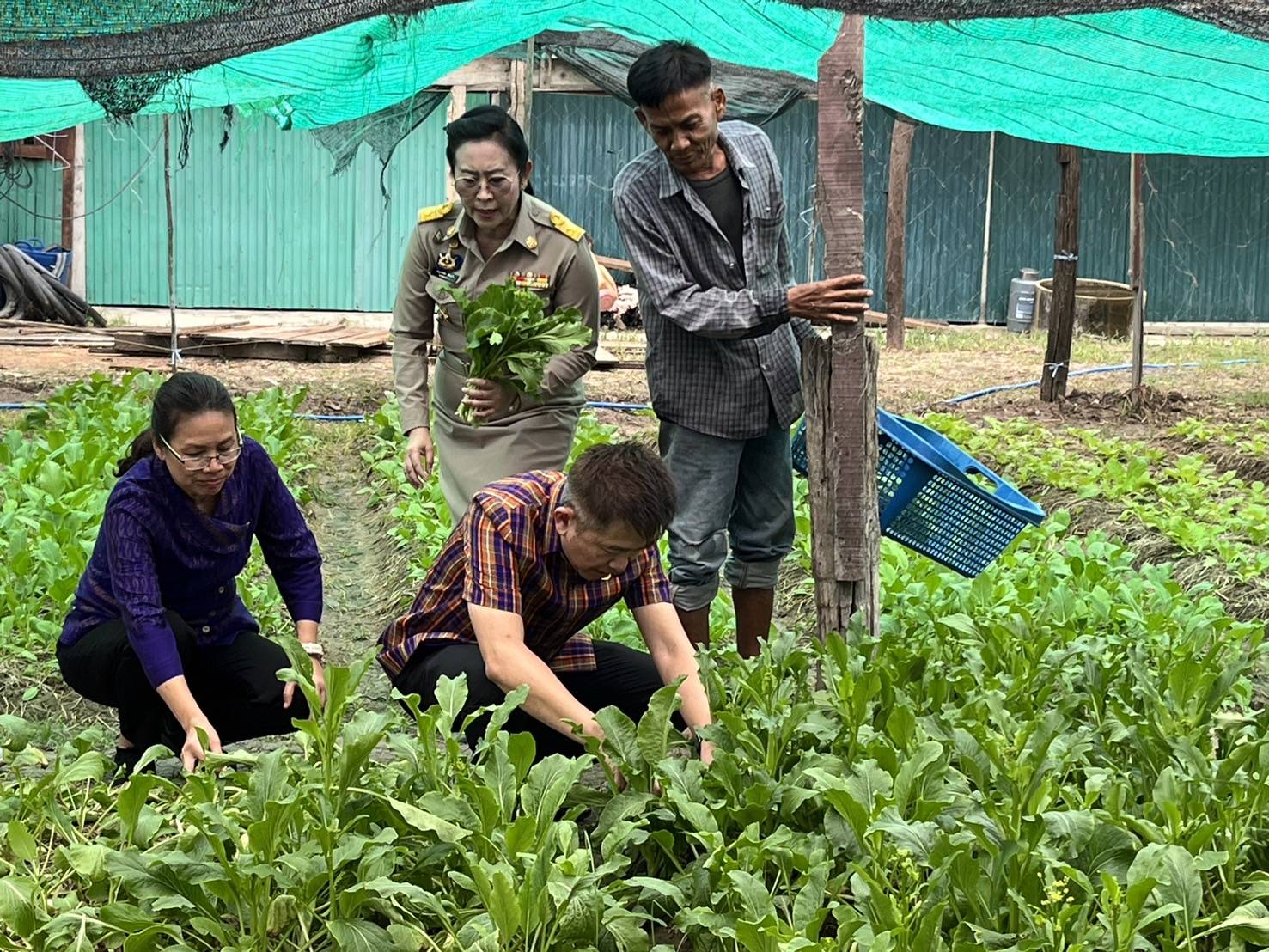 รองผู้ว่าราชการจังหวัดกาญจนบุรี ชื่นชมการขับเคลื่อนการดำเนินงาน การพัฒนาชุมชนในพื้นที่อำเภอห้วยกระเจา พร้อมเดินหน้าผลักดันส่งเสริม แบบผ้าลายพระราชทาน “ผ้าลายสิริวชิราภรณ์” ยกระดับคุณภาพชีวิตที่ดีทุกช่วงวัย