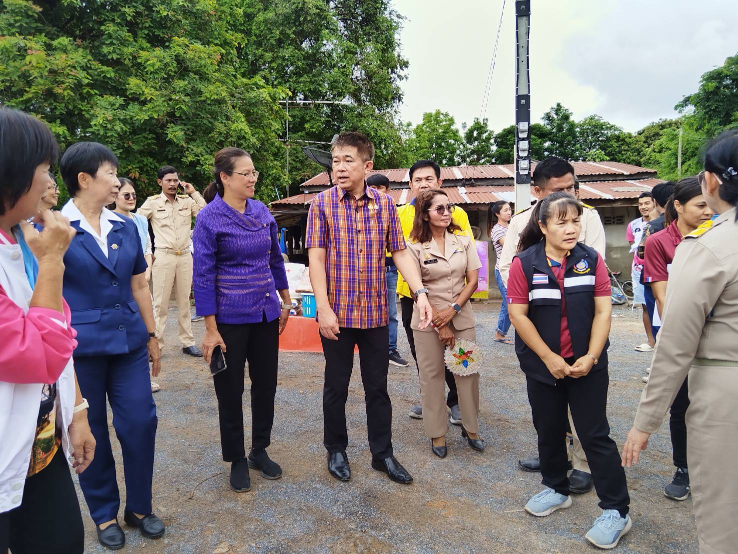 รองผู้ว่าราชการจังหวัดกาญจนบุรี ชื่นชมการขับเคลื่อนการดำเนินงาน การพัฒนาชุมชนในพื้นที่อำเภอห้วยกระเจา พร้อมเดินหน้าผลักดันส่งเสริม แบบผ้าลายพระราชทาน “ผ้าลายสิริวชิราภรณ์” ยกระดับคุณภาพชีวิตที่ดีทุกช่วงวัย