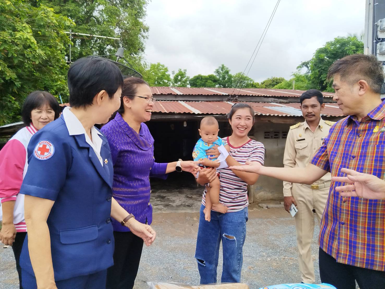รองผู้ว่าราชการจังหวัดกาญจนบุรี ชื่นชมการขับเคลื่อนการดำเนินงาน การพัฒนาชุมชนในพื้นที่อำเภอห้วยกระเจา พร้อมเดินหน้าผลักดันส่งเสริม แบบผ้าลายพระราชทาน “ผ้าลายสิริวชิราภรณ์” ยกระดับคุณภาพชีวิตที่ดีทุกช่วงวัย