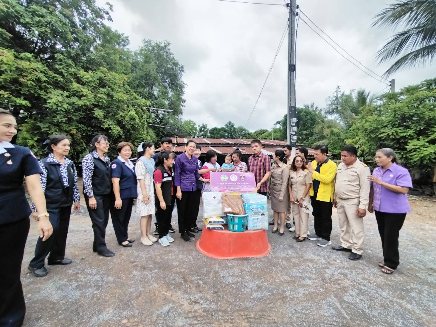 รองผู้ว่าราชการจังหวัดกาญจนบุรี ชื่นชมการขับเคลื่อนการดำเนินงาน การพัฒนาชุมชนในพื้นที่อำเภอห้วยกระเจา พร้อมเดินหน้าผลักดันส่งเสริม แบบผ้าลายพระราชทาน “ผ้าลายสิริวชิราภรณ์” ยกระดับคุณภาพชีวิตที่ดีทุกช่วงวัย
